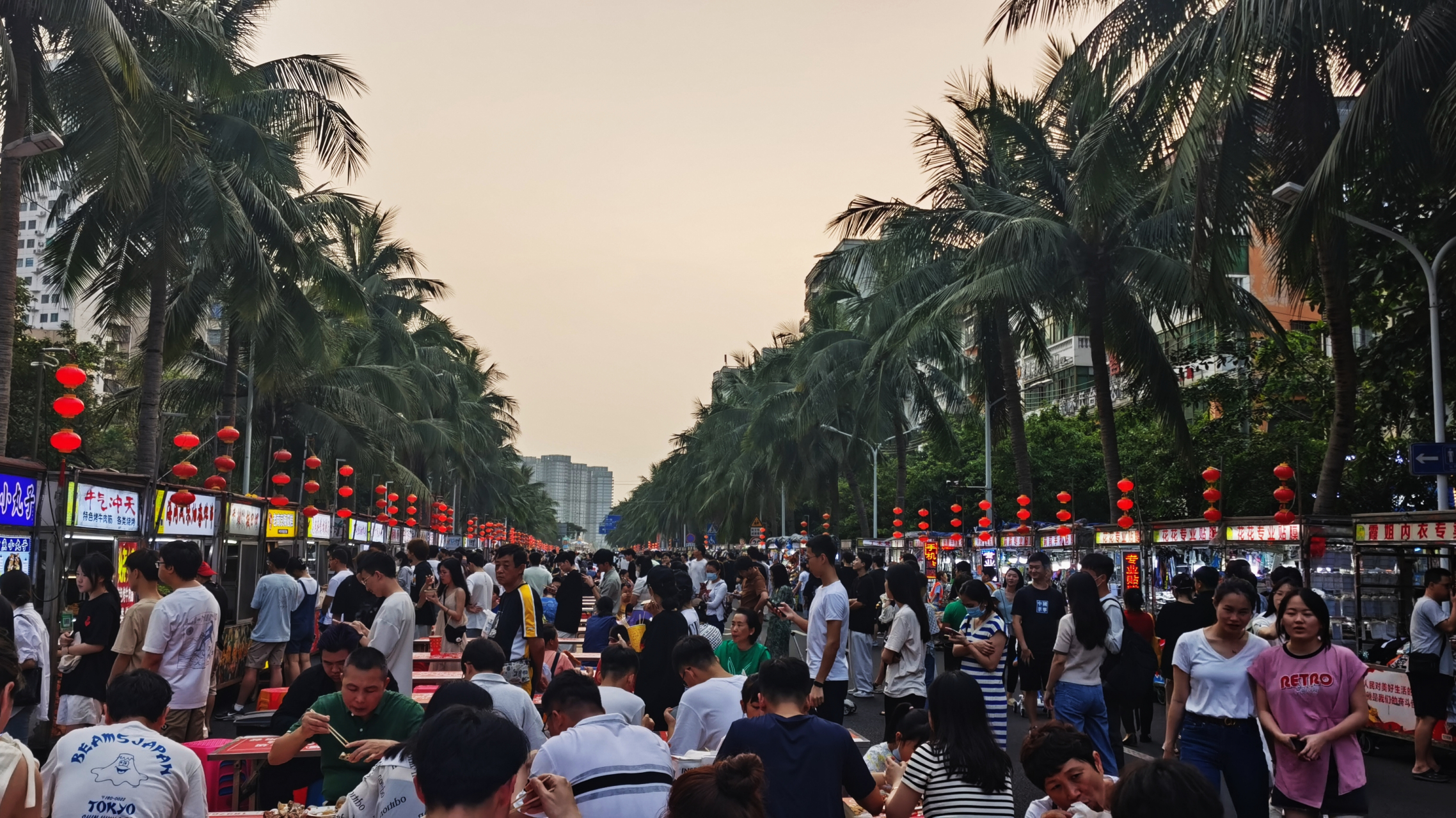 海大南门夜市 传说中的海大南门夜市.海口规模最大,规划最好的夜市.