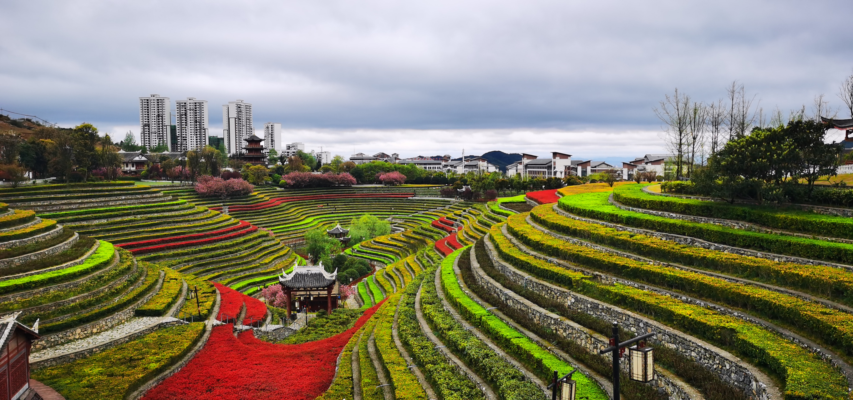毕节奢香古镇彩色梯田