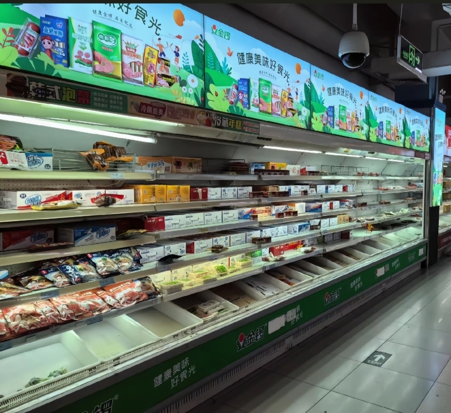 昨天,位于鄠邑区人民路十字南200米路西的人人乐超市,上演了一场