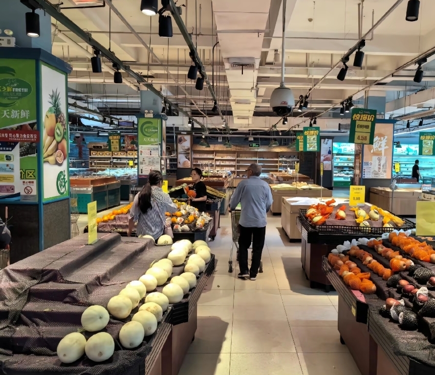 昨天,位于鄠邑区人民路十字南200米路西的人人乐超市,上演了一场