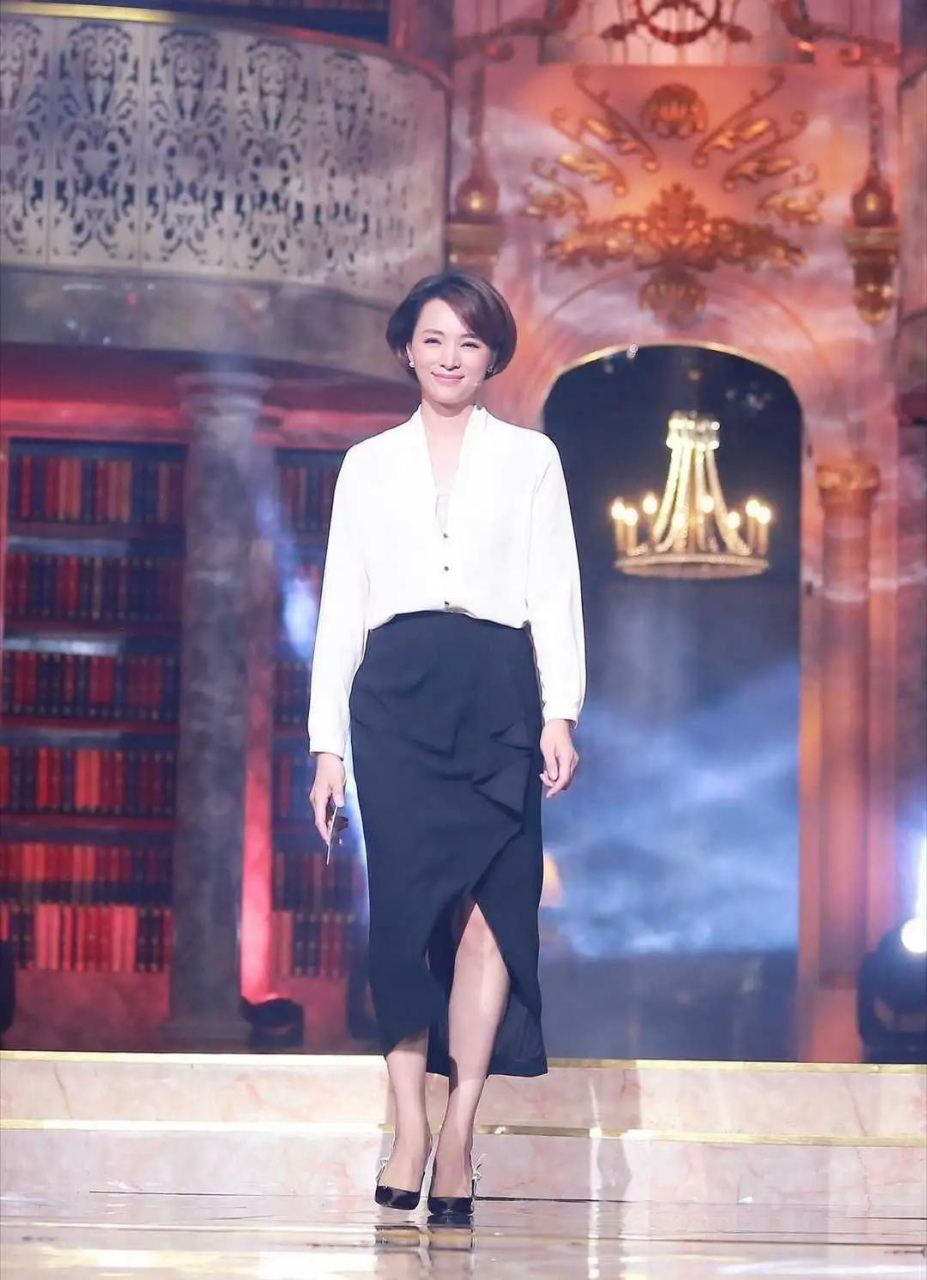 看董卿穿搭,悟了: 穿裙不配丝袜,优雅 色不过三,高级