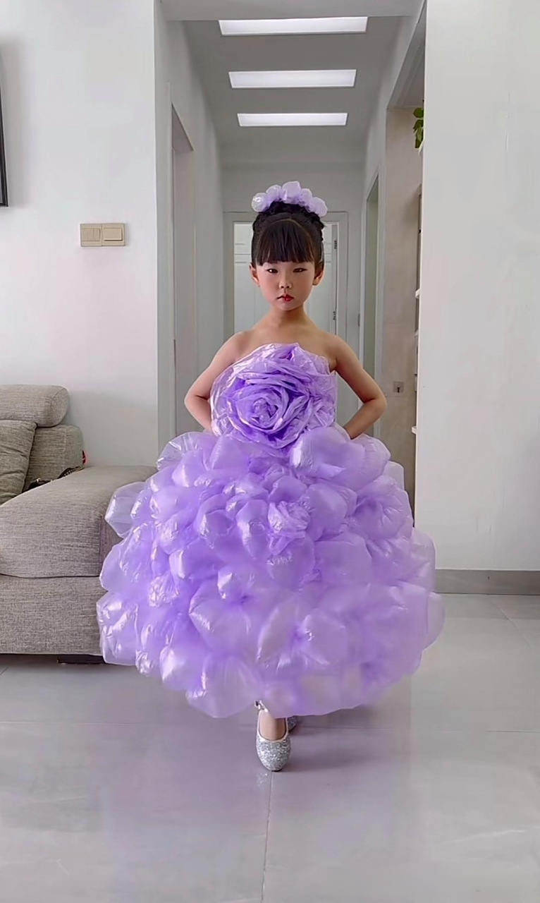 用塑料袋给孩子做的裙子,人在幼儿园,心在巴黎时装秀.