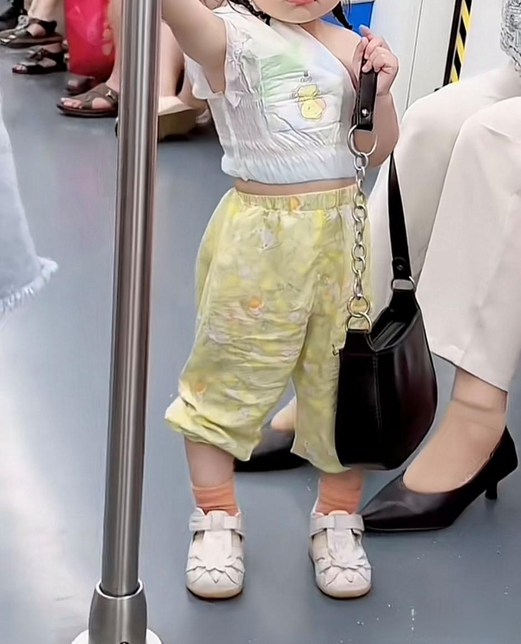 地铁上遇见一小姑娘穿得好好看,仔细一看,竟然是纸尿裤.