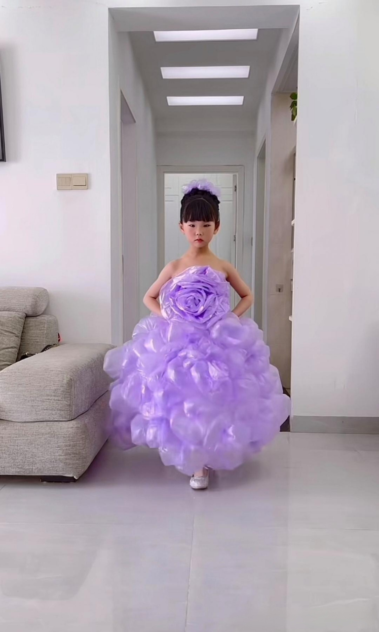 用塑料袋给孩子做的裙子,人在幼儿园,心在巴黎时装秀.