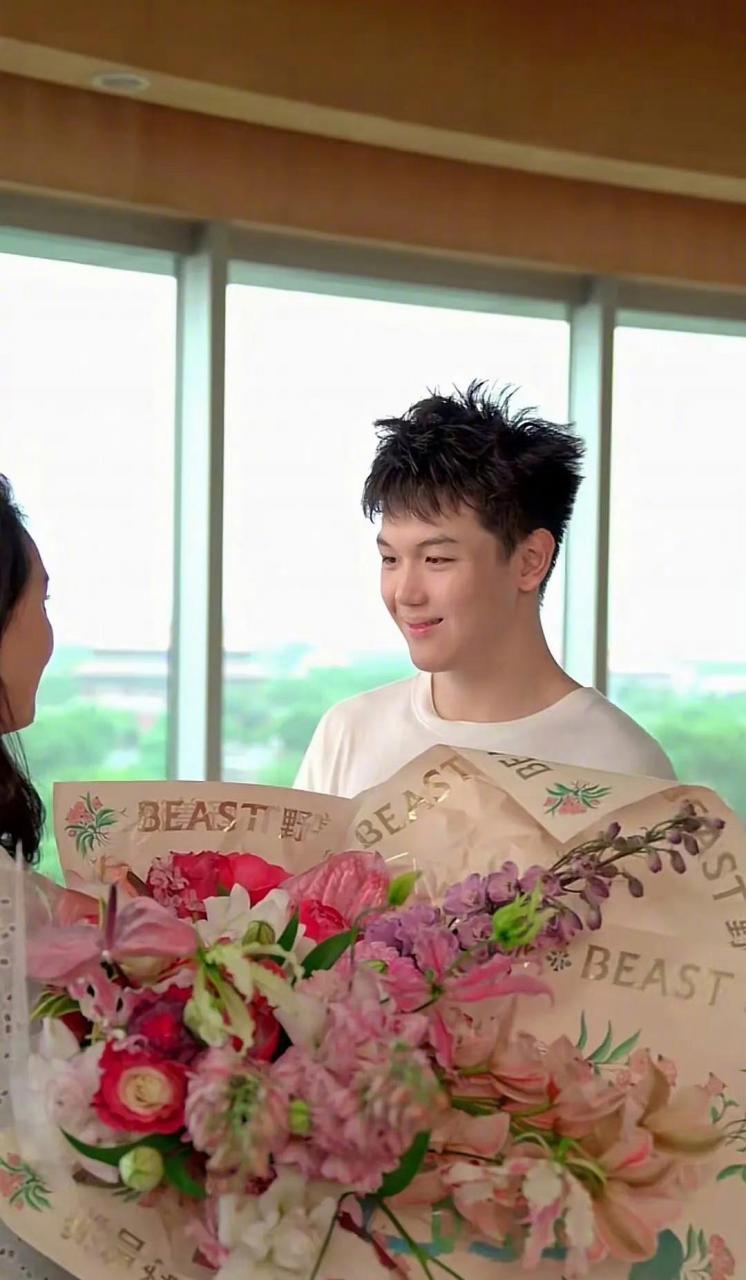 王艳儿子球球都这么大了,而且还变帅了,在颜值上王艳真的属于力挽狂澜