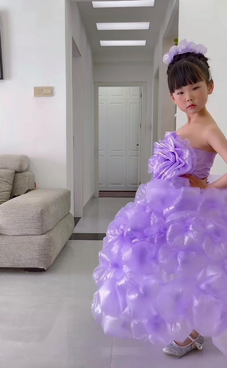 用塑料袋给孩子做的裙子,人在幼儿园,心在巴黎时装秀.