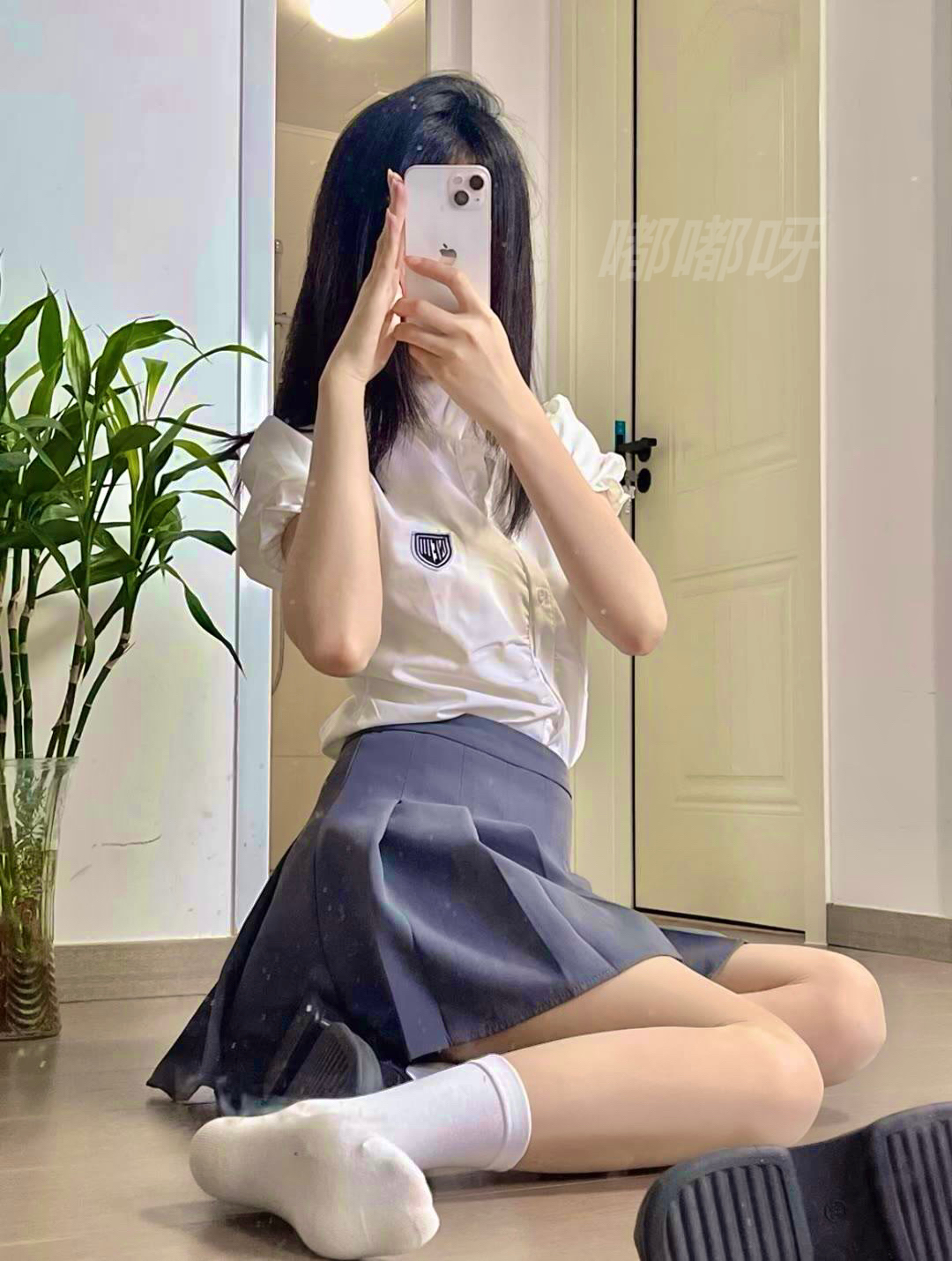 穿白袜子的女生换裙子图片