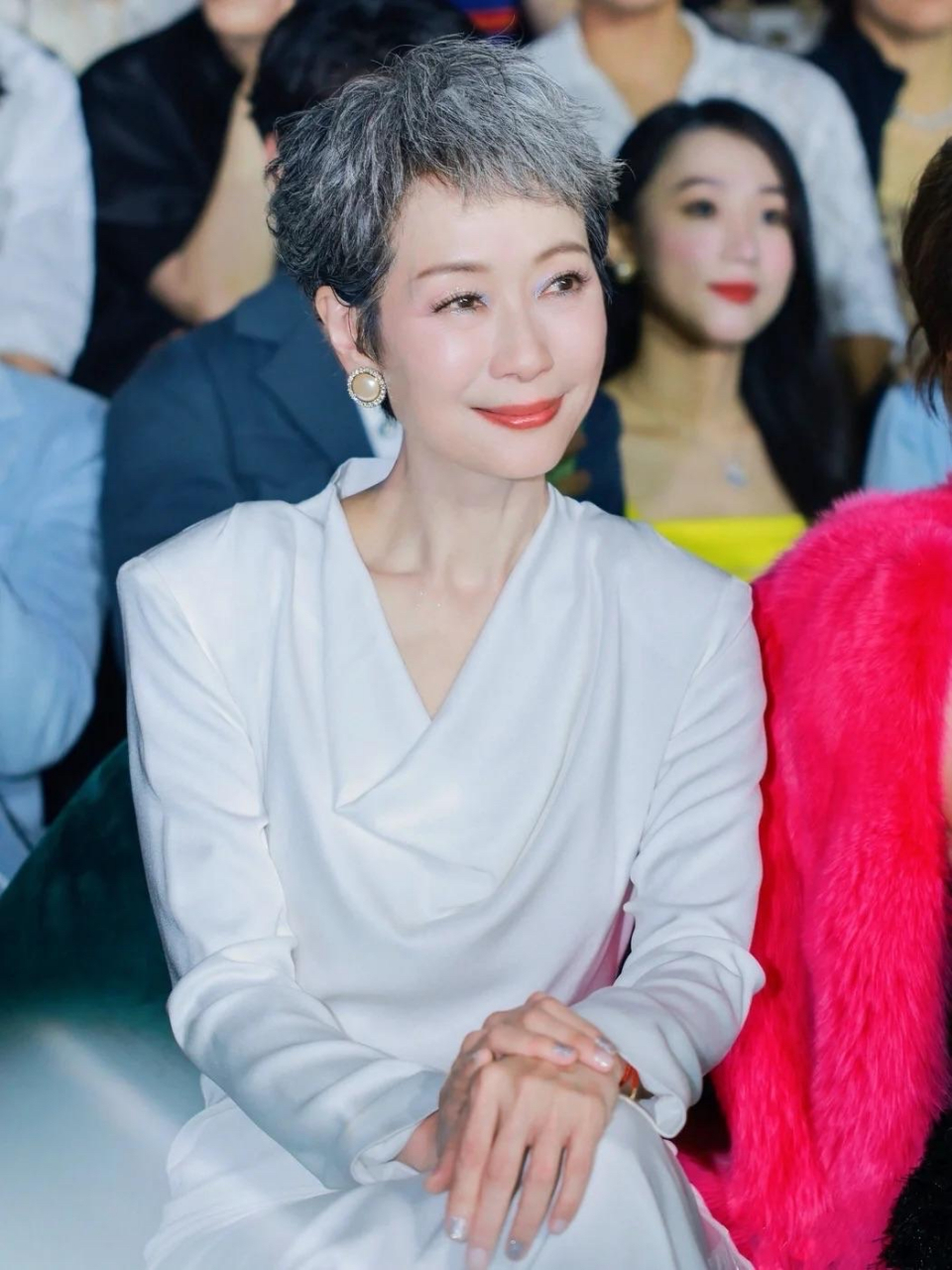 叶童一头银发出席深圳时装周,优雅,大方,得体,漂亮!  图网侵删