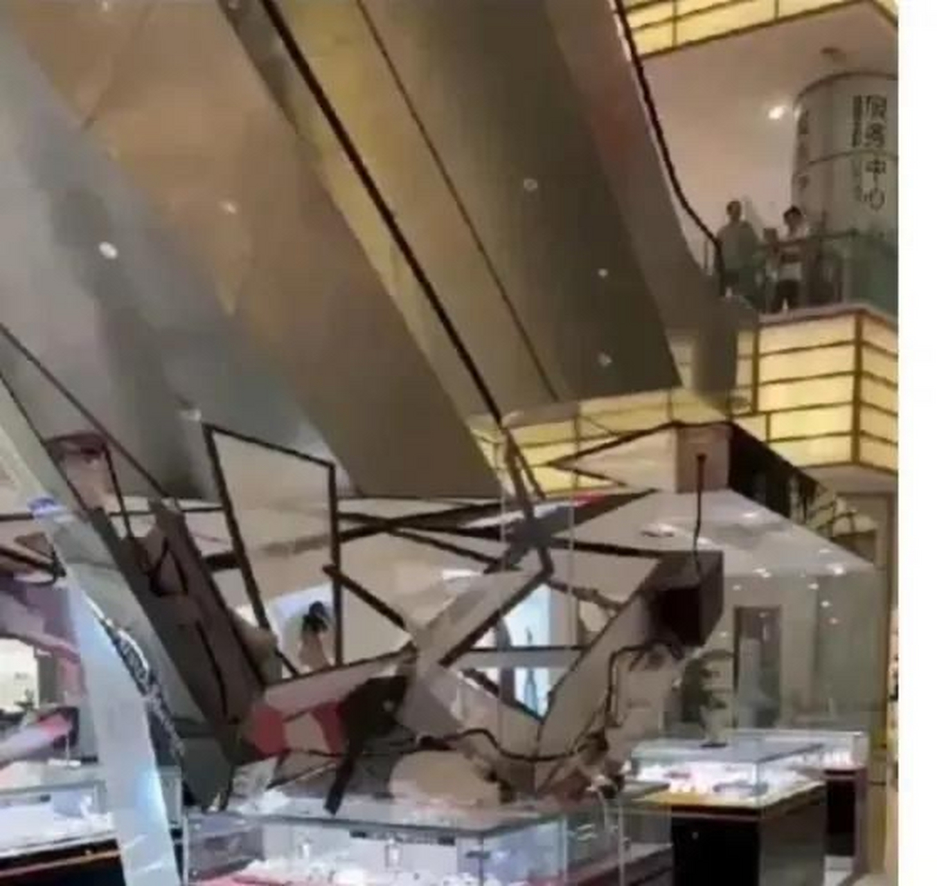 合肥一男子商场七楼坠楼身亡 网友:愿逝者安息,大家也能珍惜生命!