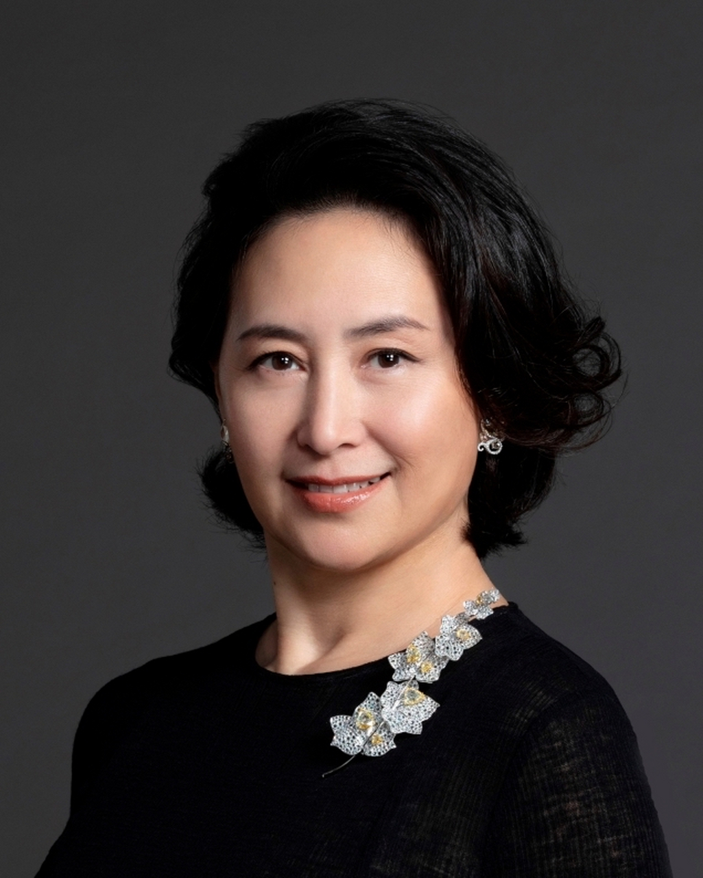 华为掌门人孟晚舟,赌王家族当家人何超琼,人间富贵花,这两位女强人的