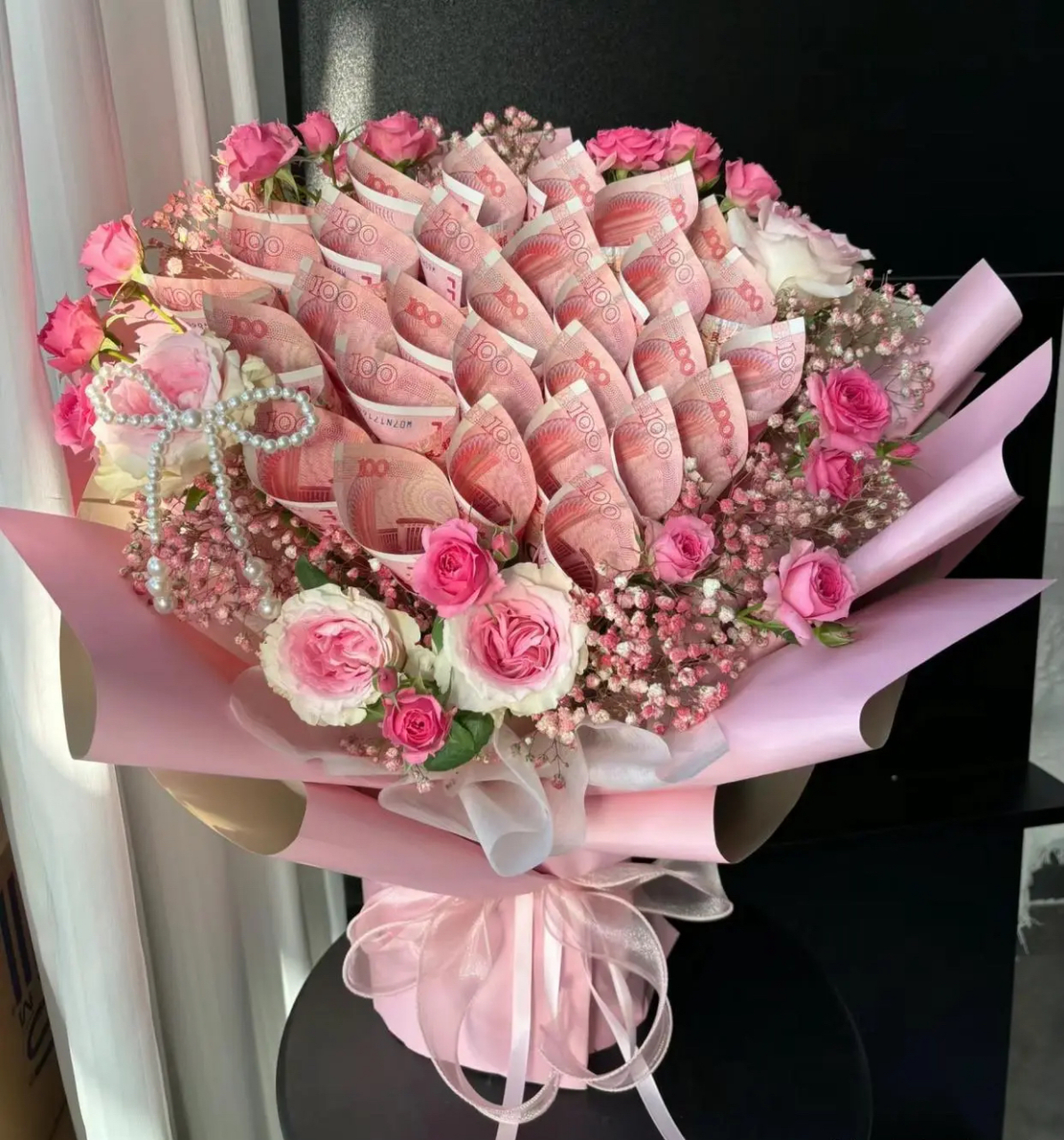 "520"送现金花束涉嫌违法 以人民币制作花束,或许在情感上留下浓烈的