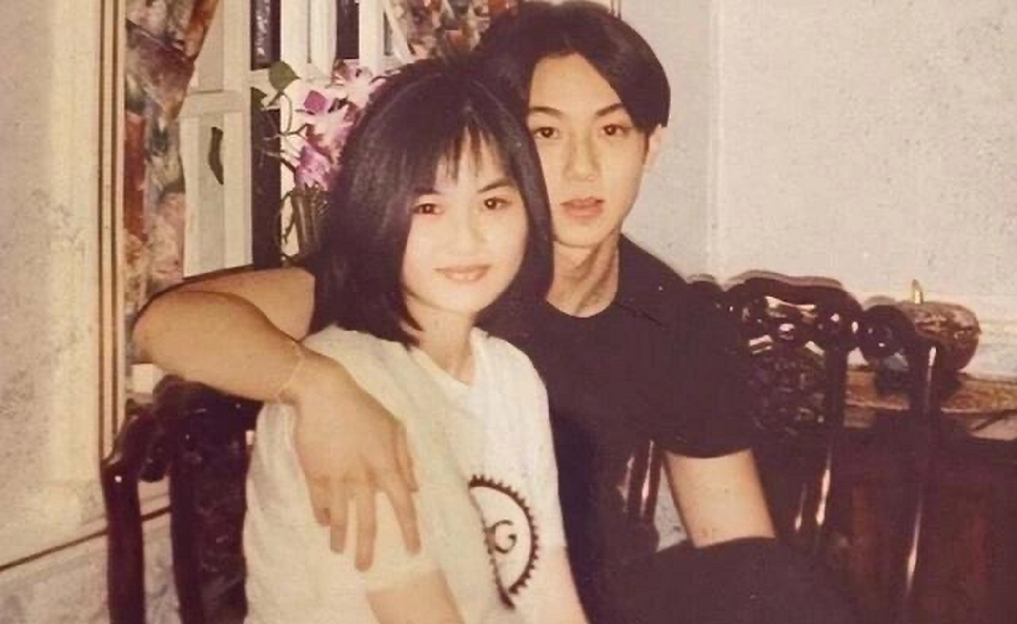 第一次看到1996年那么年轻的吴尊,清秀帅气,老婆清纯美丽,娱乐圈的