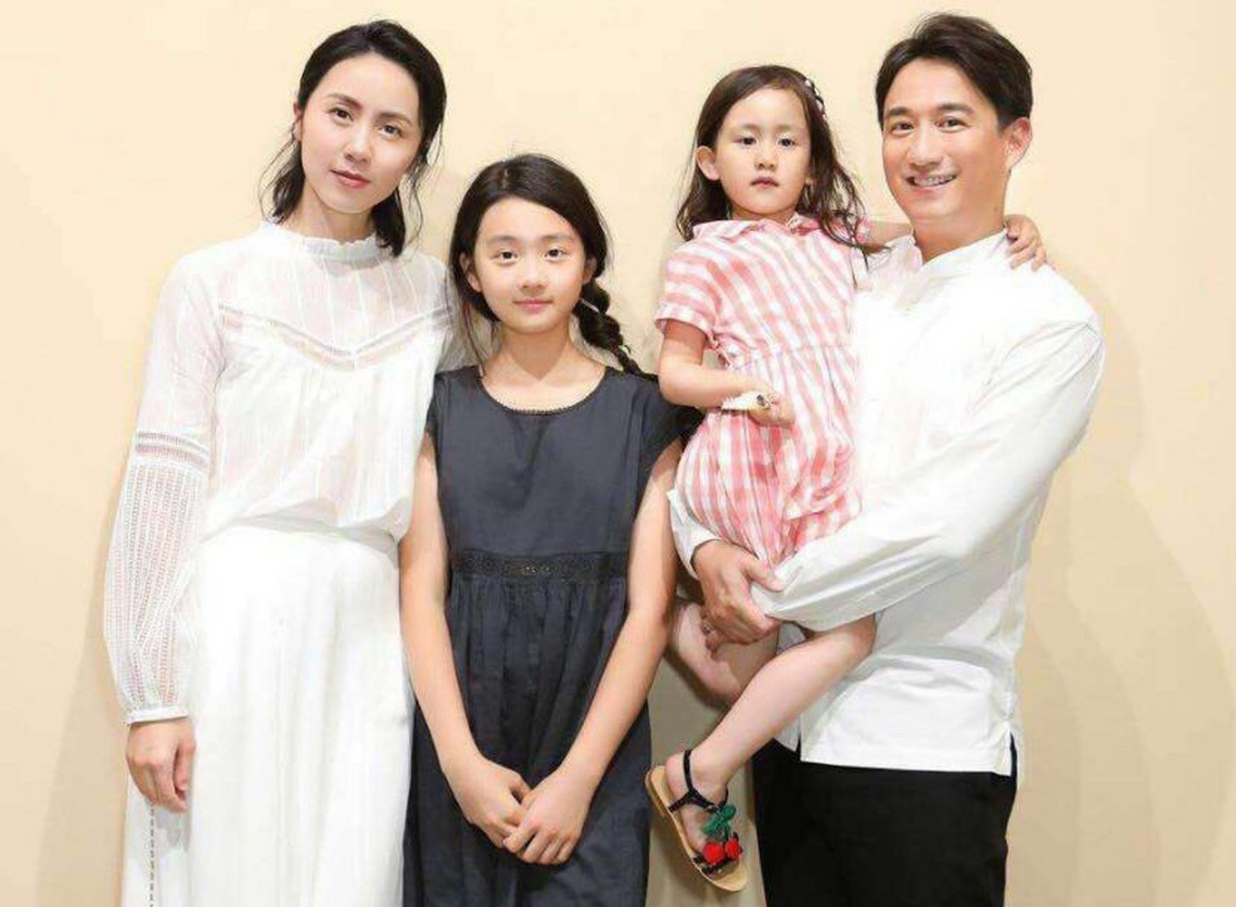 她无奈地告诉我,开始是因为照看孩子方便,后来尝试