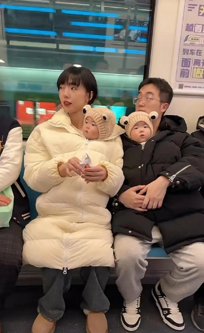 地铁偶遇…… 袋鼠妈妈和袋鼠爸爸 好幸福的一家,两个宝宝好可爱!