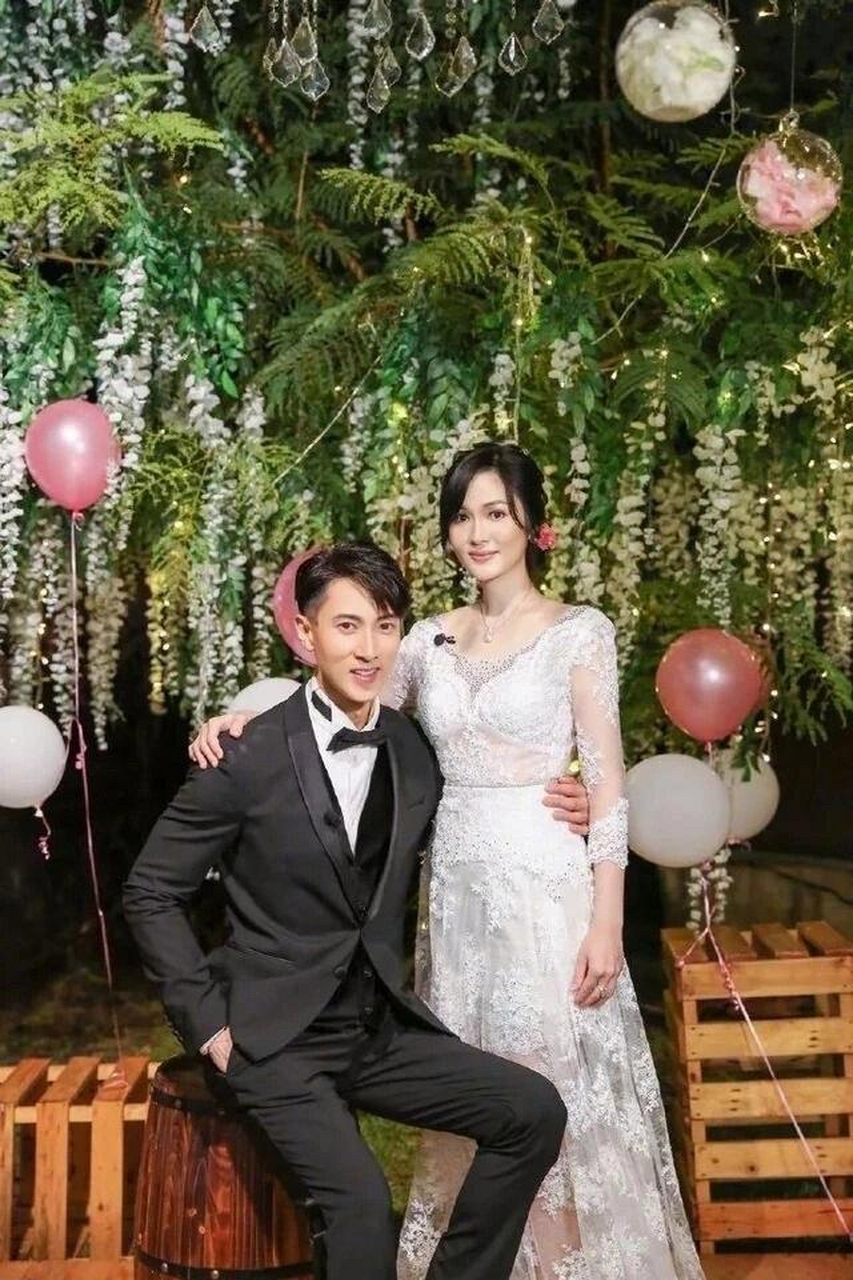 第一次看到1996年那么年轻的吴尊,清秀帅气,老婆清纯美丽,娱乐圈的