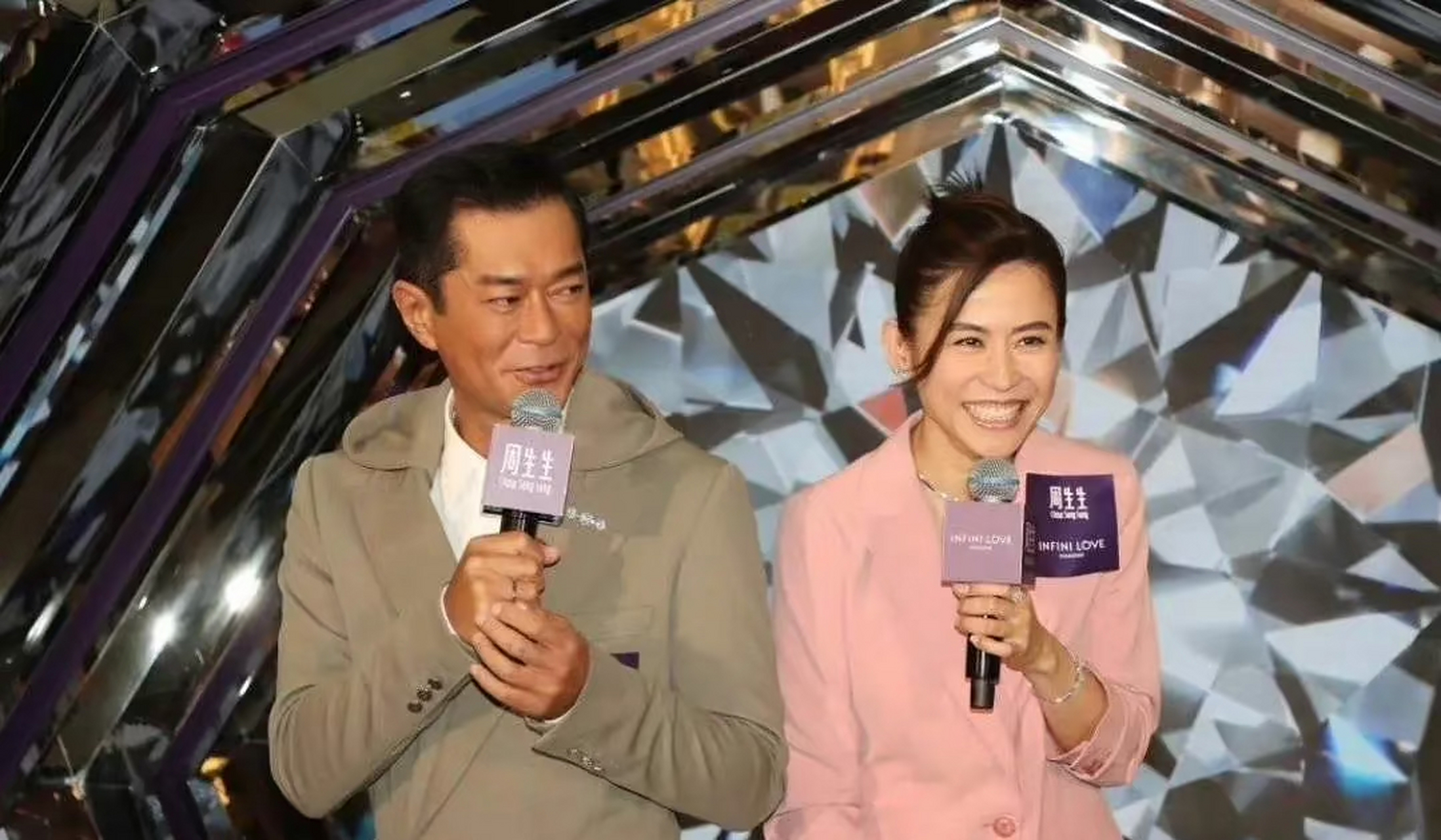 古天乐宣萱同框,两人都是53岁.小时候最喜欢他们两个人了!  图网侵删