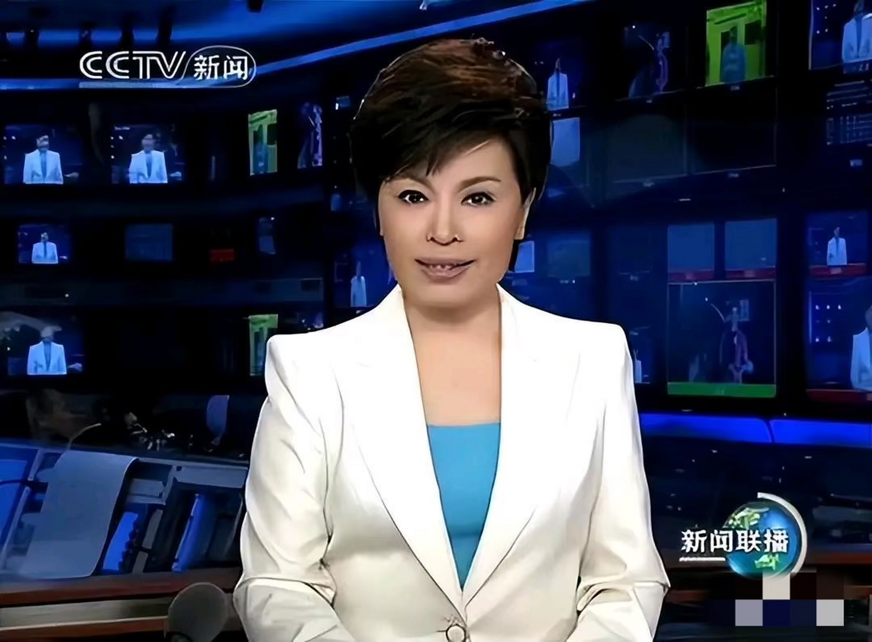 前央视新闻联播主持人李瑞英和她帅气阳光的儿子!
