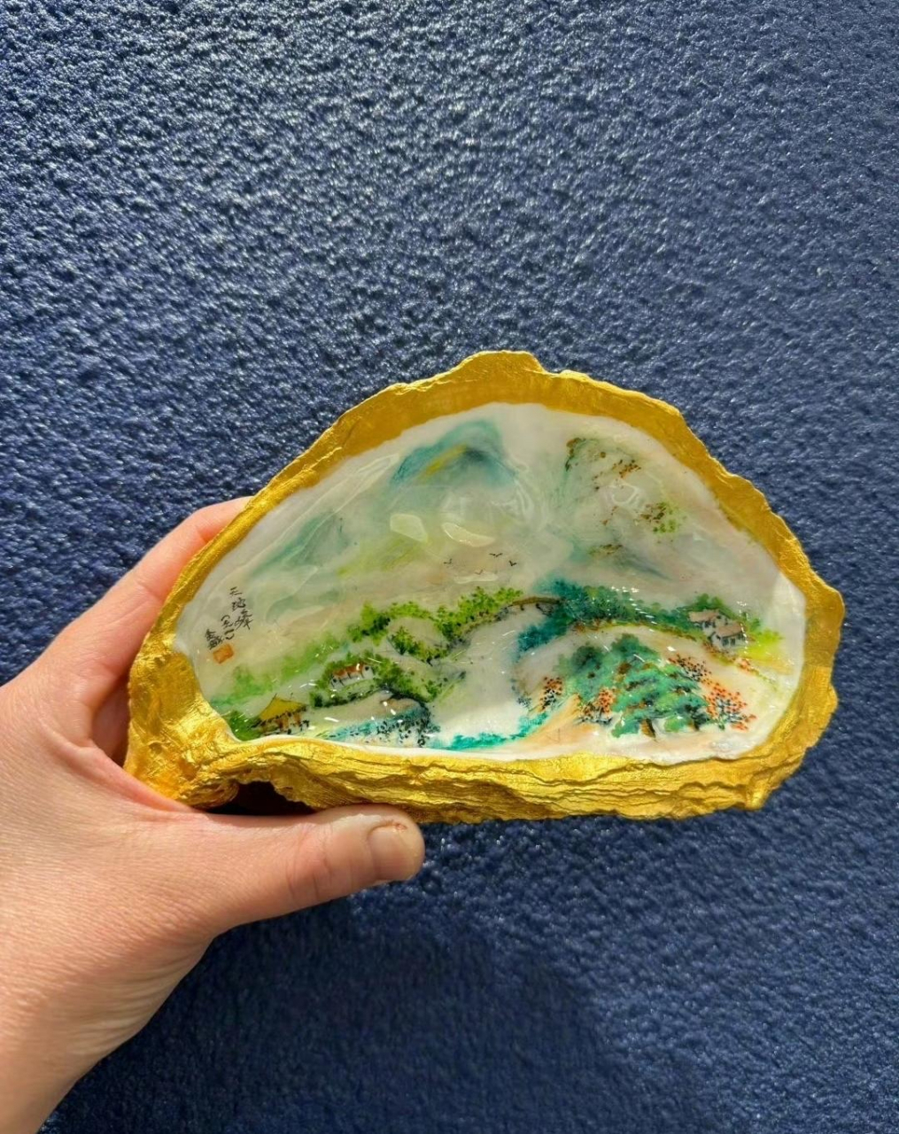 生蚝壳艺术品,借助生蚝壳本身的高低凹陷,画出来山水的走势,很漂亮!
