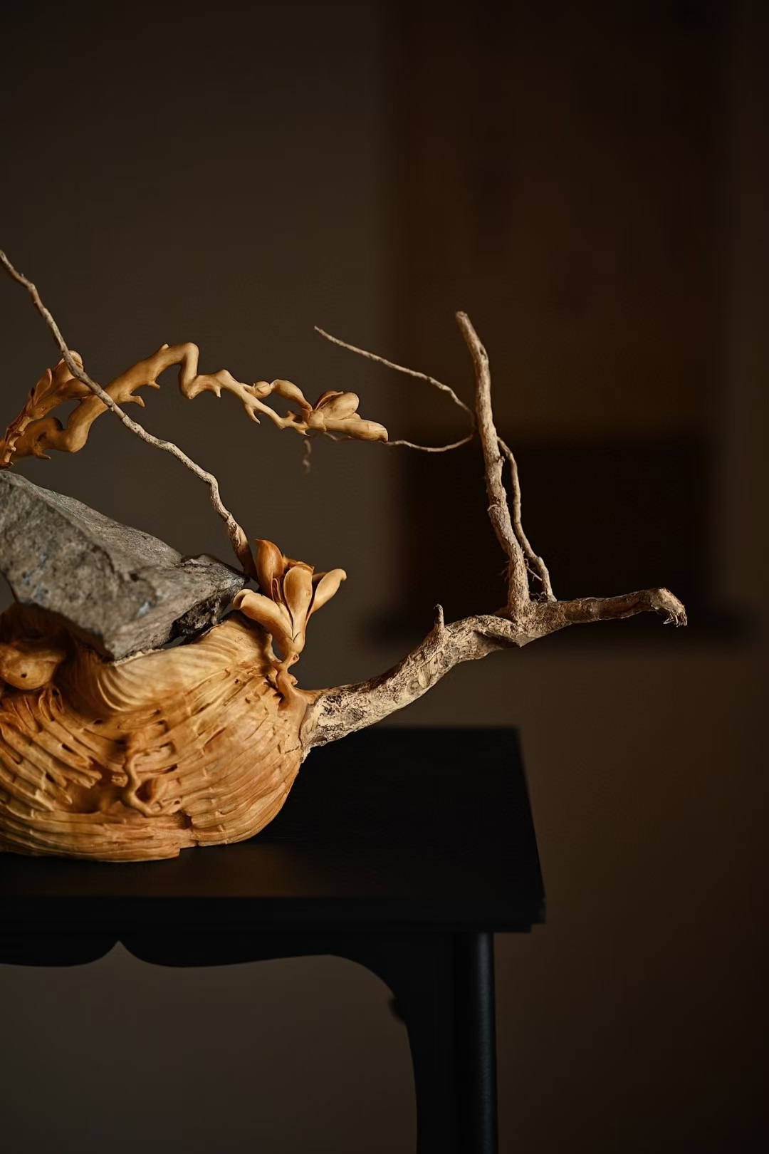 黄杨木抱石 | 静思春意  取料天然,巧思妙艺,随其料雕刻玉兰盛开,喜鹊