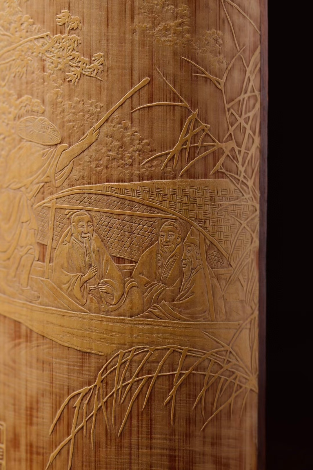 留青,为竹刻技法风格独特的一种,以薄地阳雕,剔地浅浮雕为主,运用竹筠