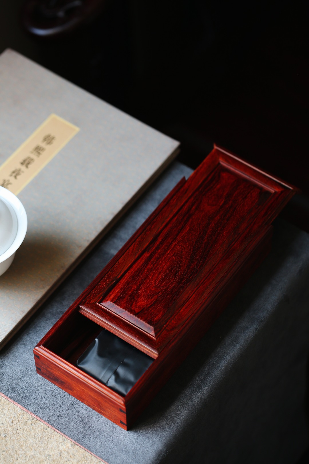 小叶紫檀 抽拉盒  臻选高密老料, 纯榫卯结构,推拉盖, 线条优美,细致