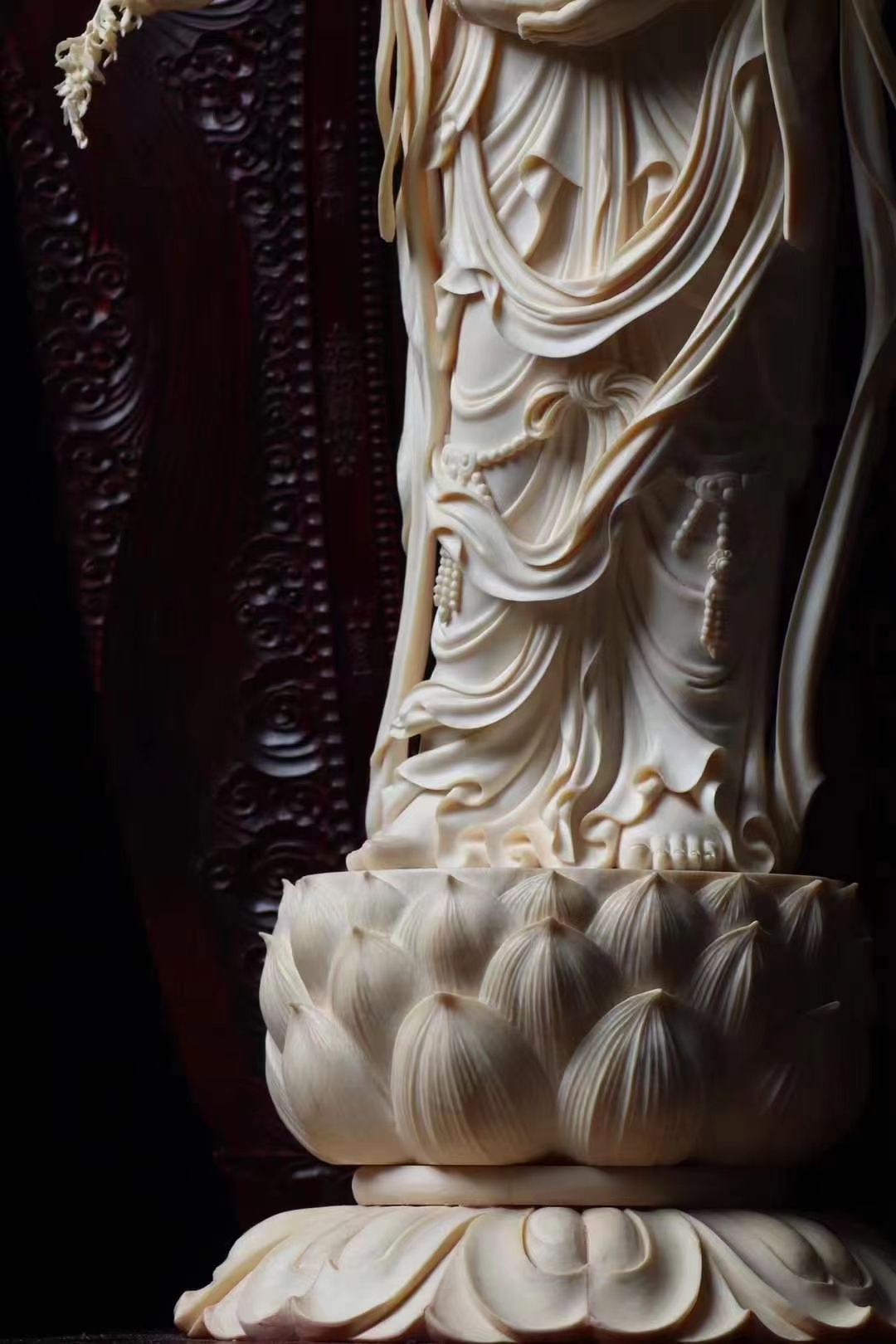 主臂双手合十,手捧法器,其余手臂展于身侧,虽密如屏风,但繁而不杂