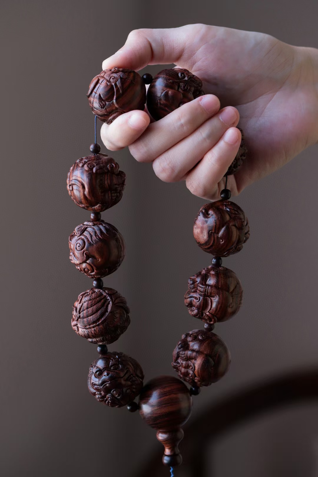 海黄 | 雕刻手串  掌中龙九子,随身吉祥物.