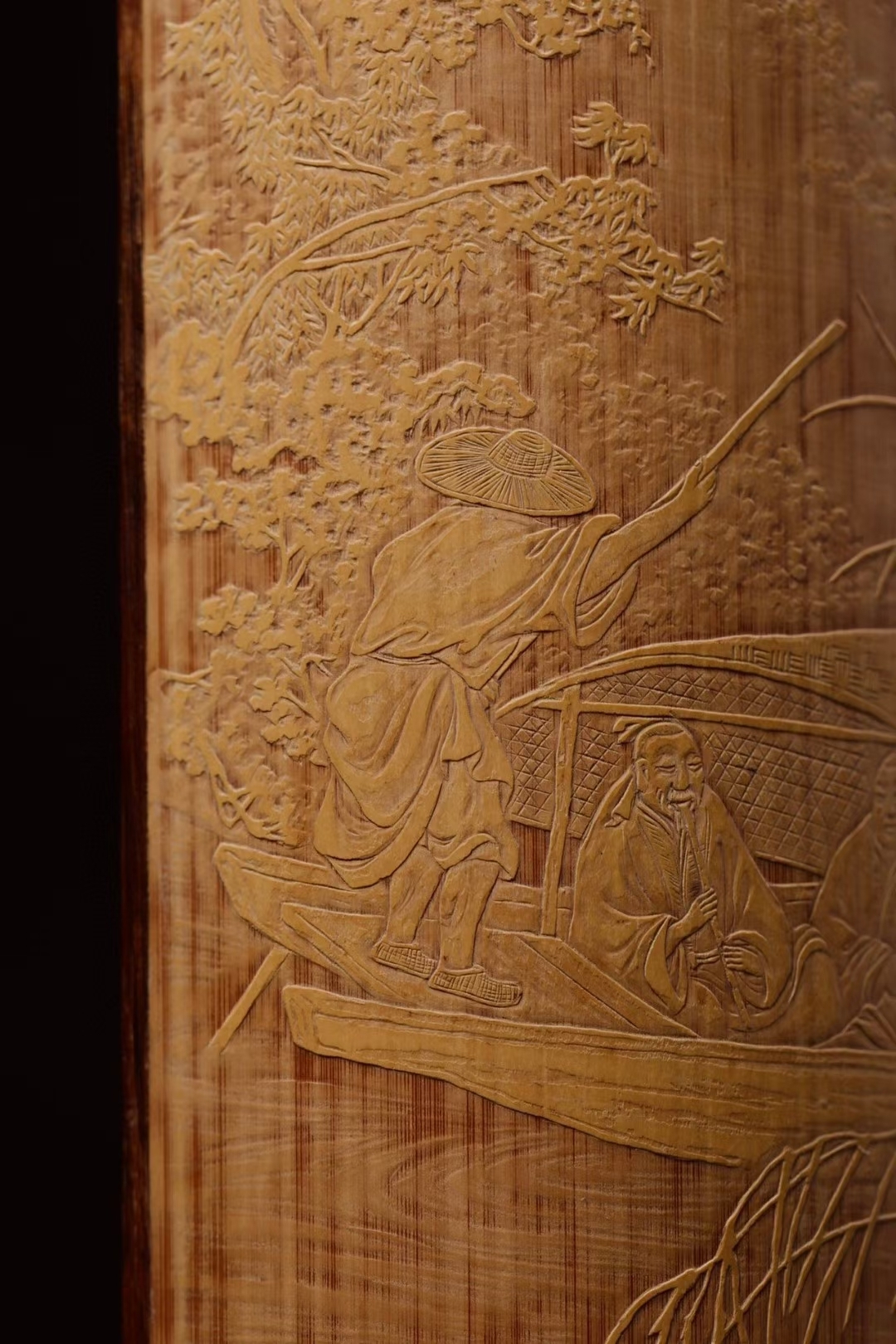 留青,为竹刻技法风格独特的一种,以薄地阳雕,剔地浅浮雕为主,运用竹筠