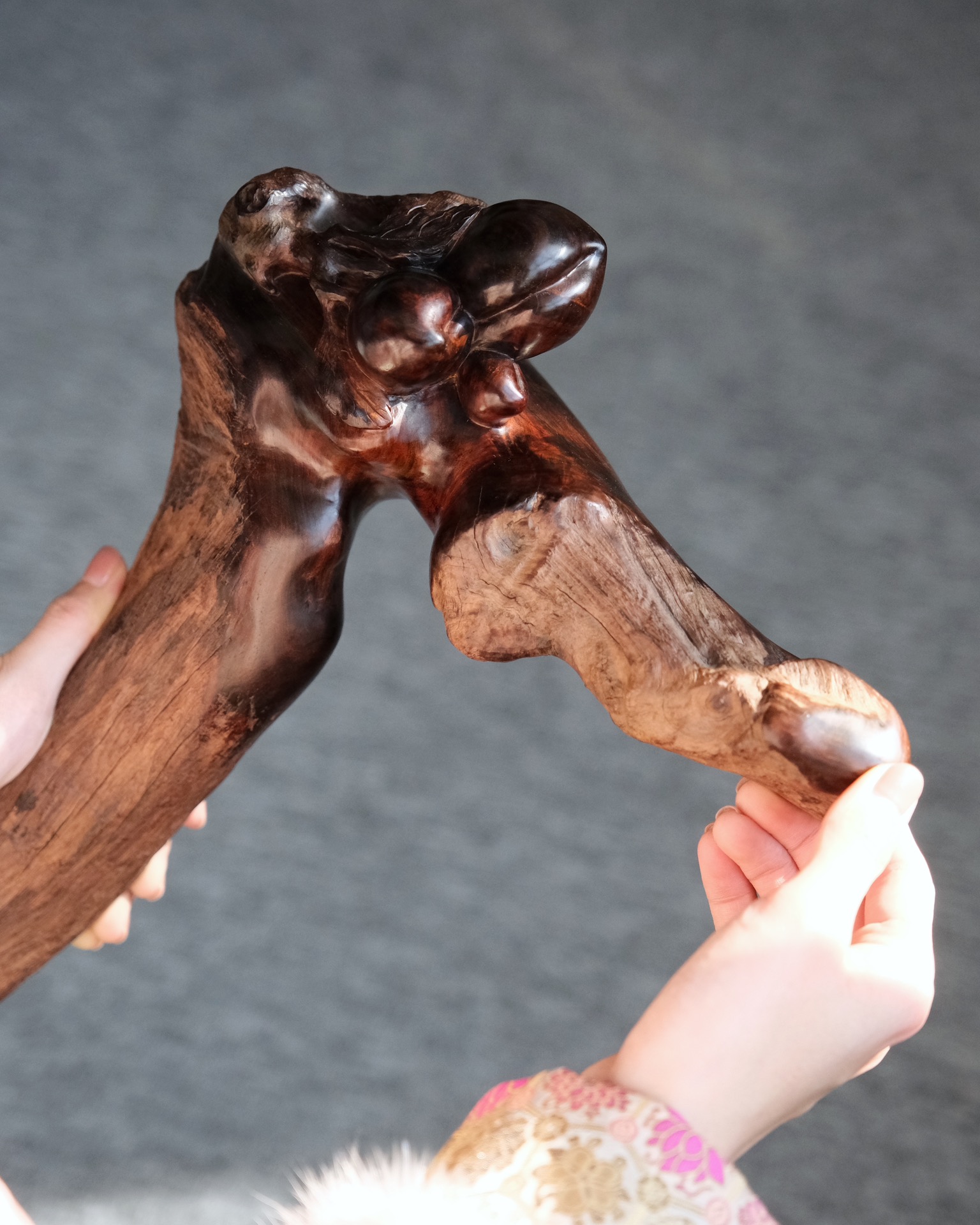 精选风化皮裟老料,年份久远,材质稳定,精品老挝大红酸枝,拐杖,衬托