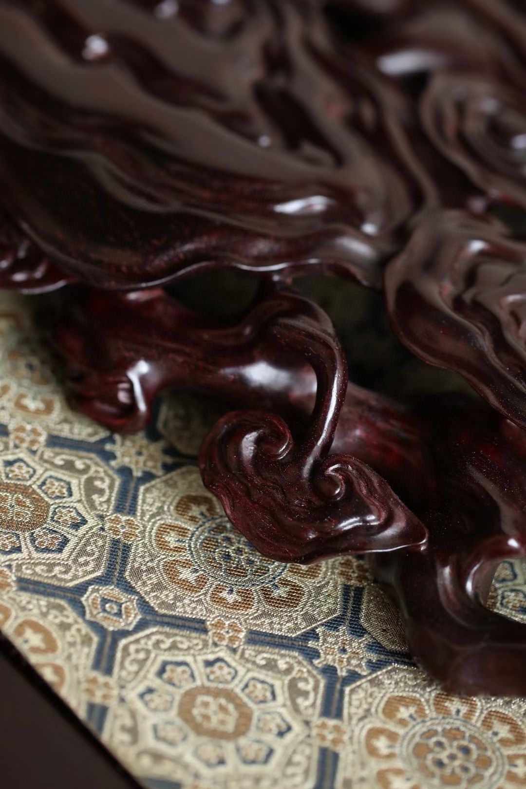 老紫檀 | 灵芝云纹 底座/干泡  老料整木雕琢灵芝形,色泽黑紫,油润含