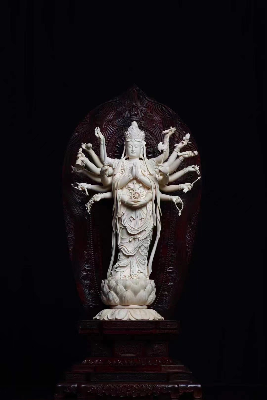 主臂双手合十,手捧法器,其余手臂展于身侧,虽密如屏风,但繁而不杂