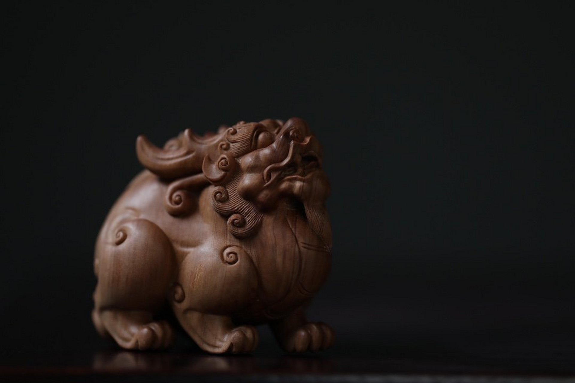 老山檀香|貔貅  湘工名家华艺款,刀工了得,细节到位; 老山檀香醇宜人