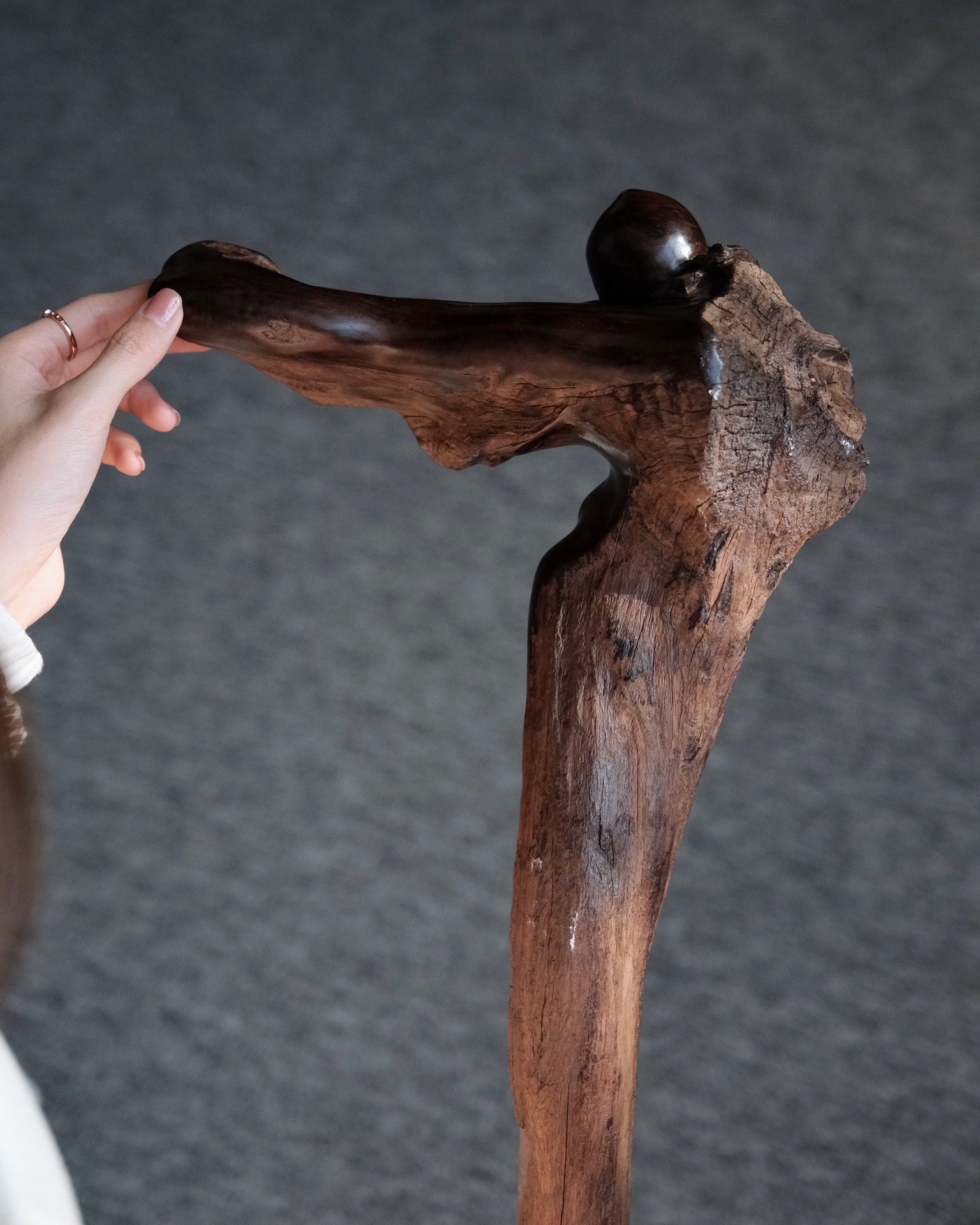 精选风化皮裟老料,年份久远,材质稳定,精品老挝大红酸枝,拐杖,衬托