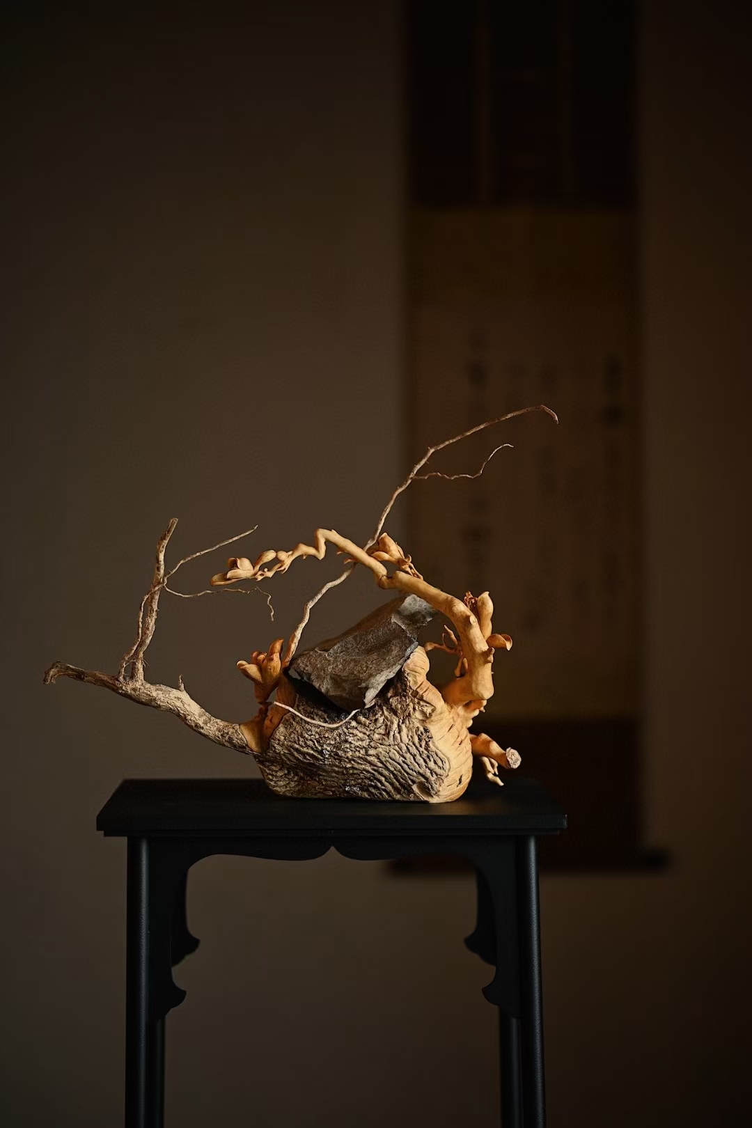 黄杨木抱石 | 静思春意  取料天然,巧思妙艺,随其料雕刻玉兰盛开,喜鹊