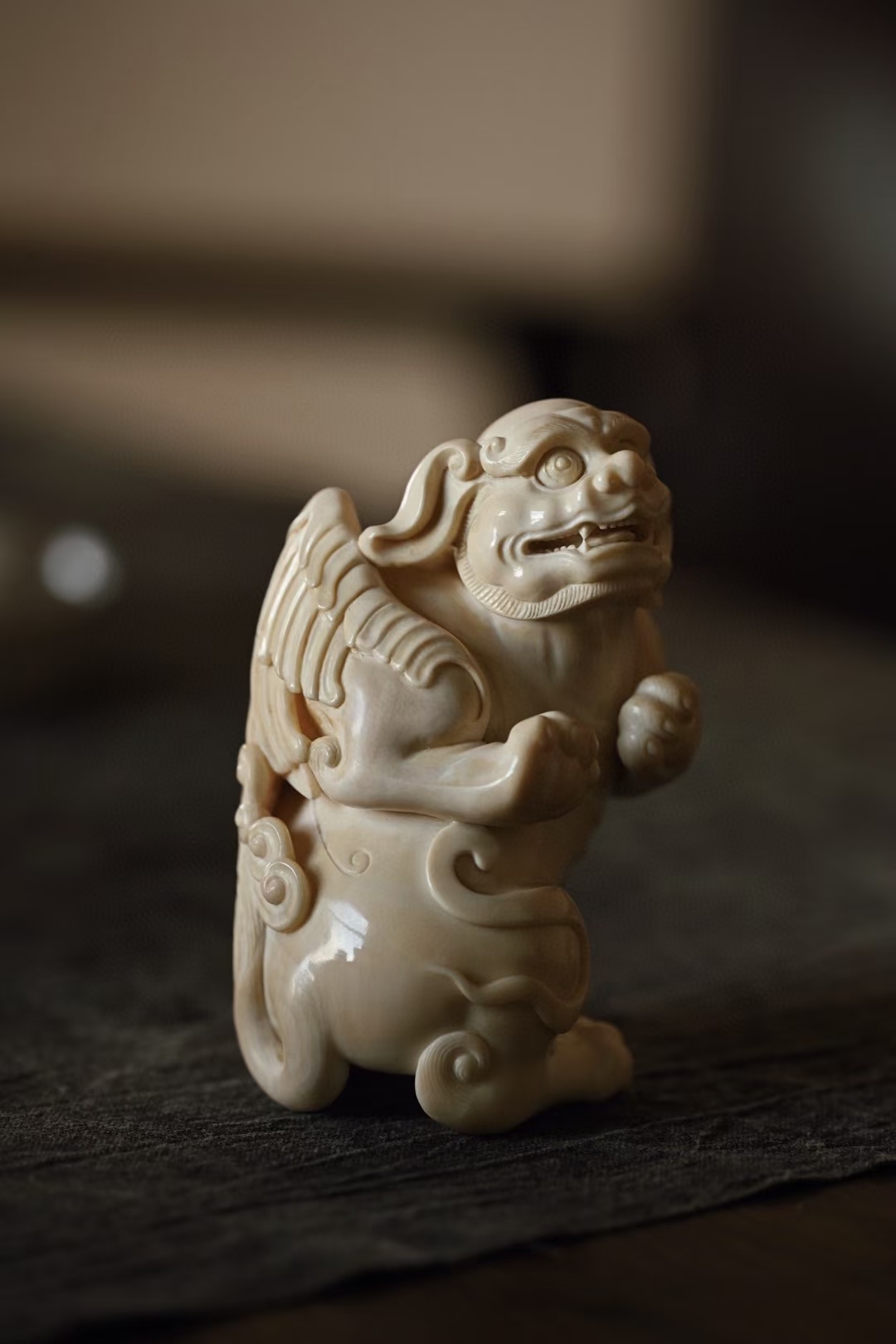 猛犸 | 飞熊  神兽飞熊作人立状,头微偏,双耳后抿,圆眼大嘴,利齿张露