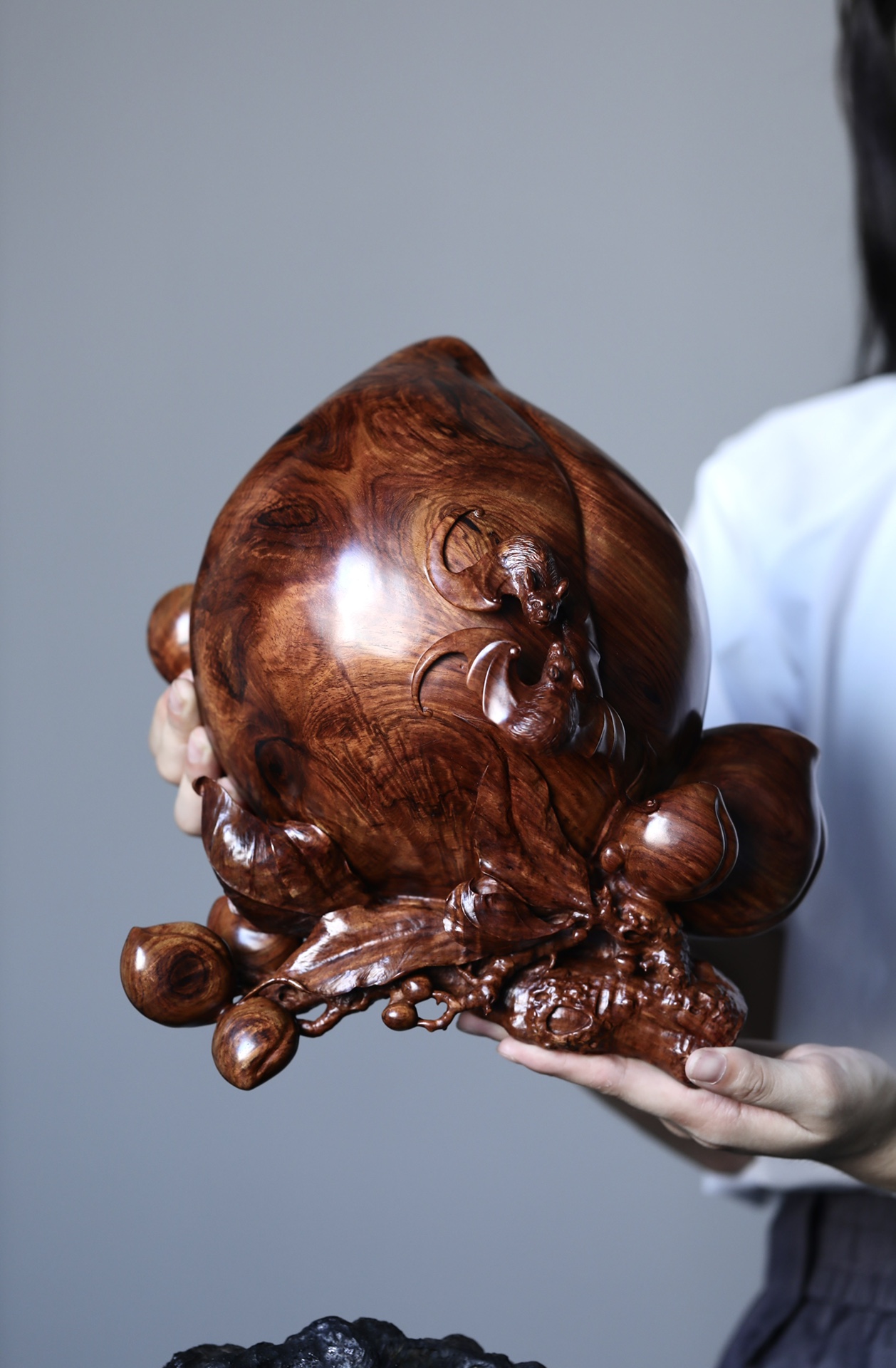 黄花梨 | 福禄寿  蝙蝠俯身与寿桃之上,寓意非凡; 代表"福,禄,寿"之意