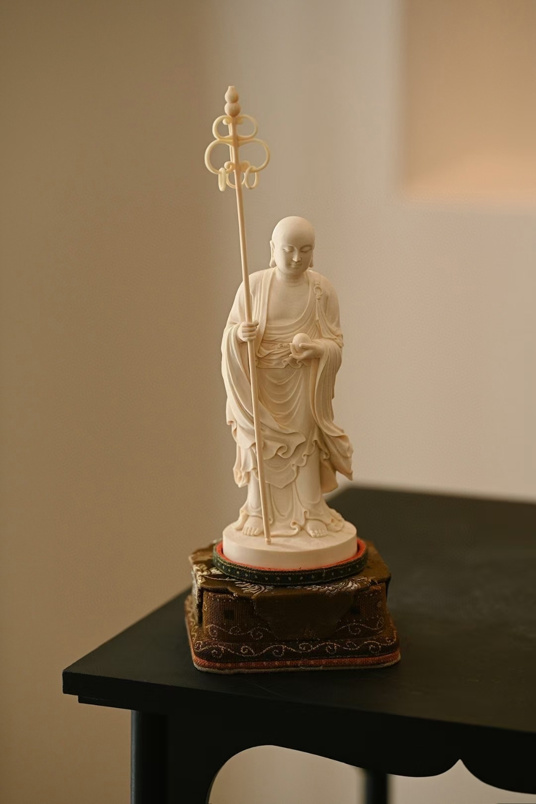 地藏王  法相慈祥庄严,面容宁静智慧,身着袈裟,左手托宝珠,右手执锡杖