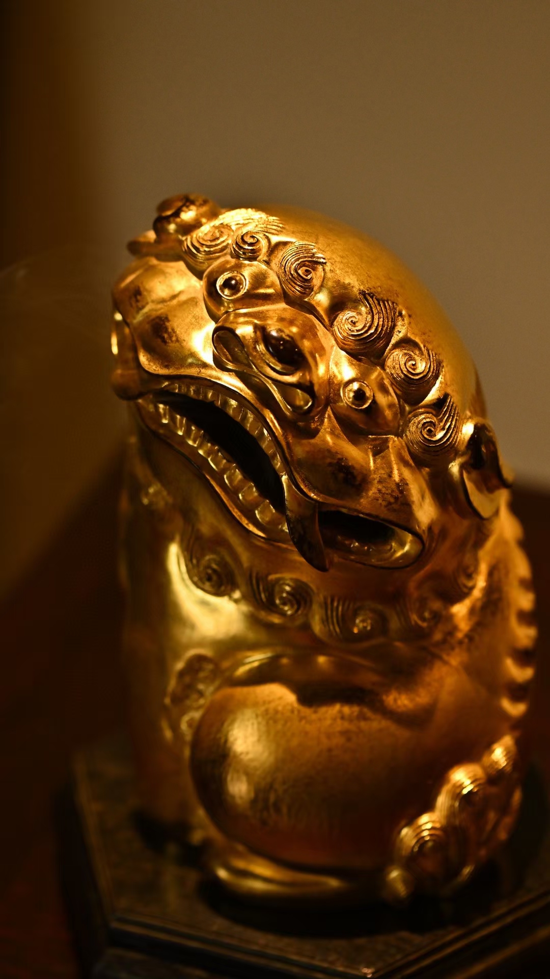 髹金 | 狻猊 香薰炉  香兽狻猊,桀骜不驯,吐火吞金,整体古韵非常,底胎