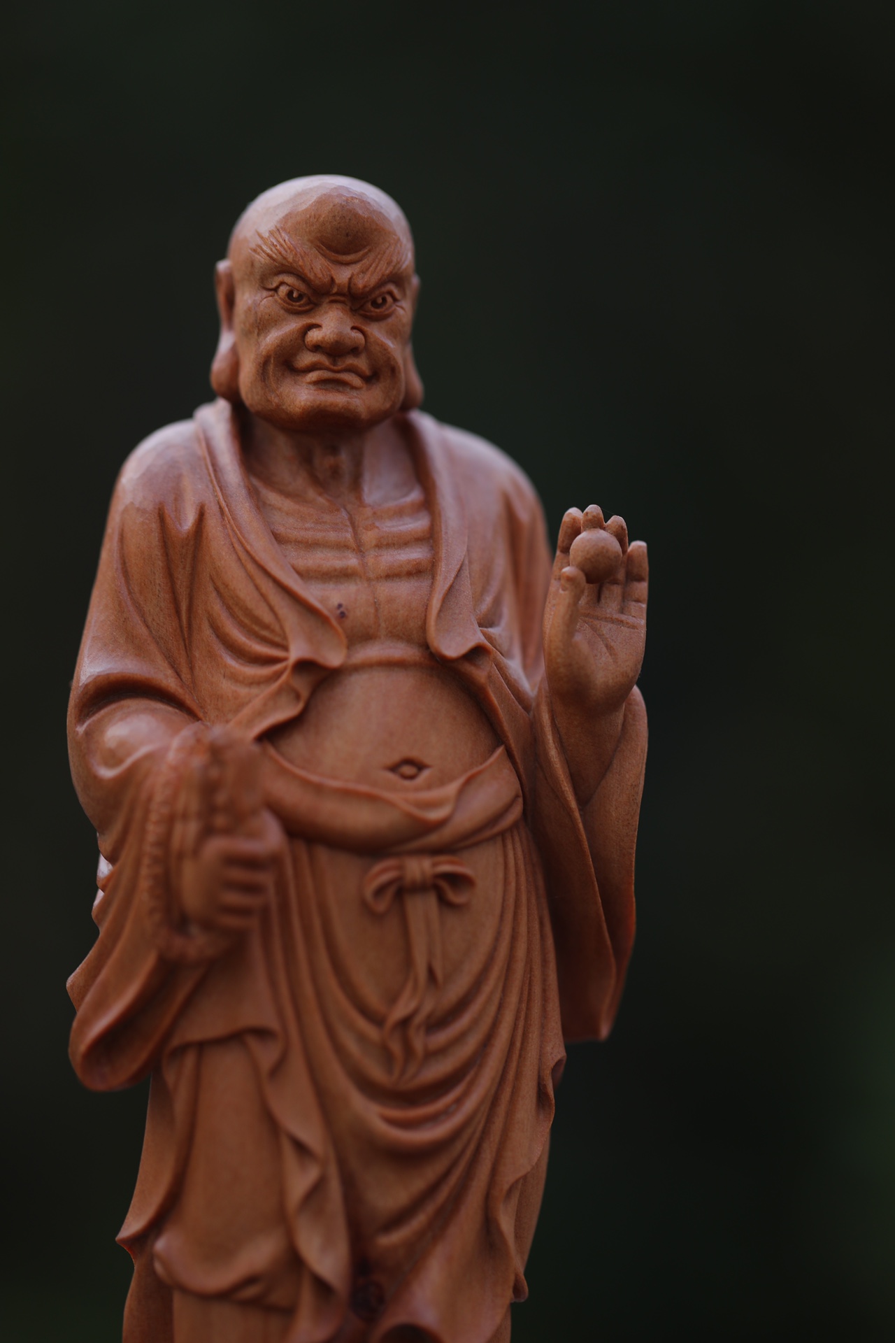 降龙伏虎罗汉  取整料,随形清刀造像,一手结法印,一手持法器,开脸