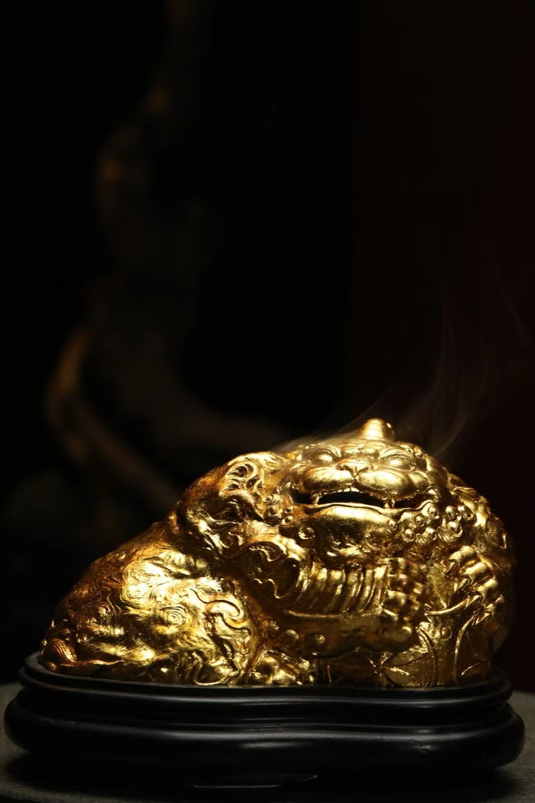 荔枝木髹金|貔貅 香炉  取随形荔枝木手作雕刻,貔貅肌骨饱满,足爪力劲