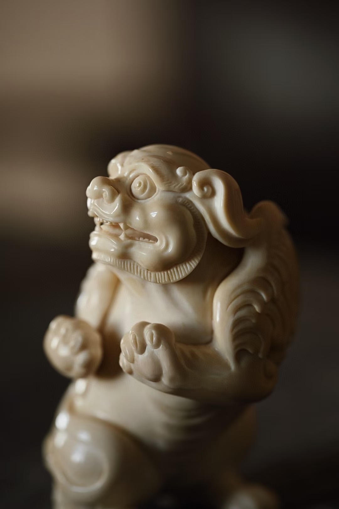 猛犸 | 飞熊  神兽飞熊作人立状,头微偏,双耳后抿,圆眼大嘴,利齿张露