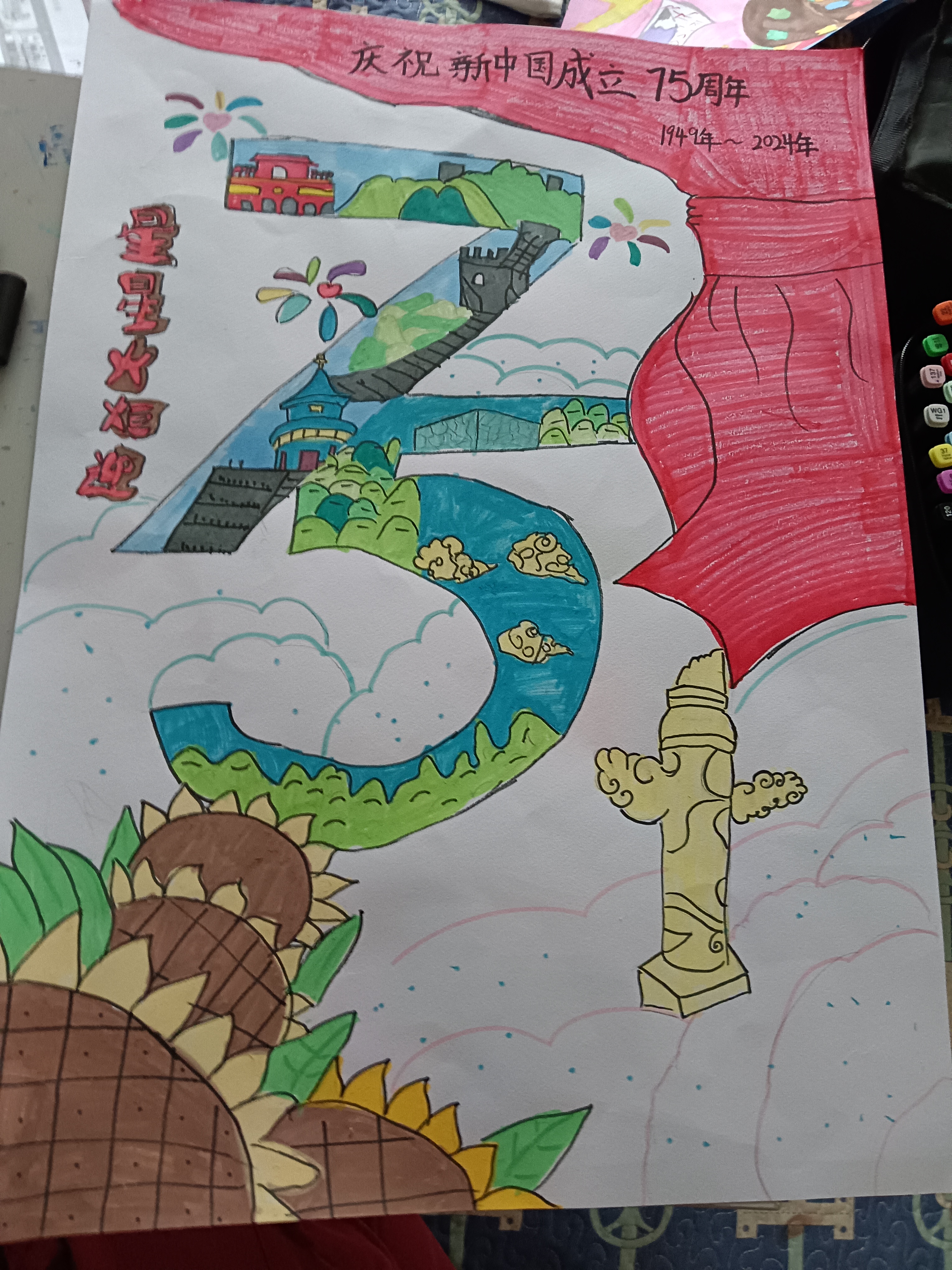 在蓝天白云下,一个戴着棕色帽子的小男孩坐在巨