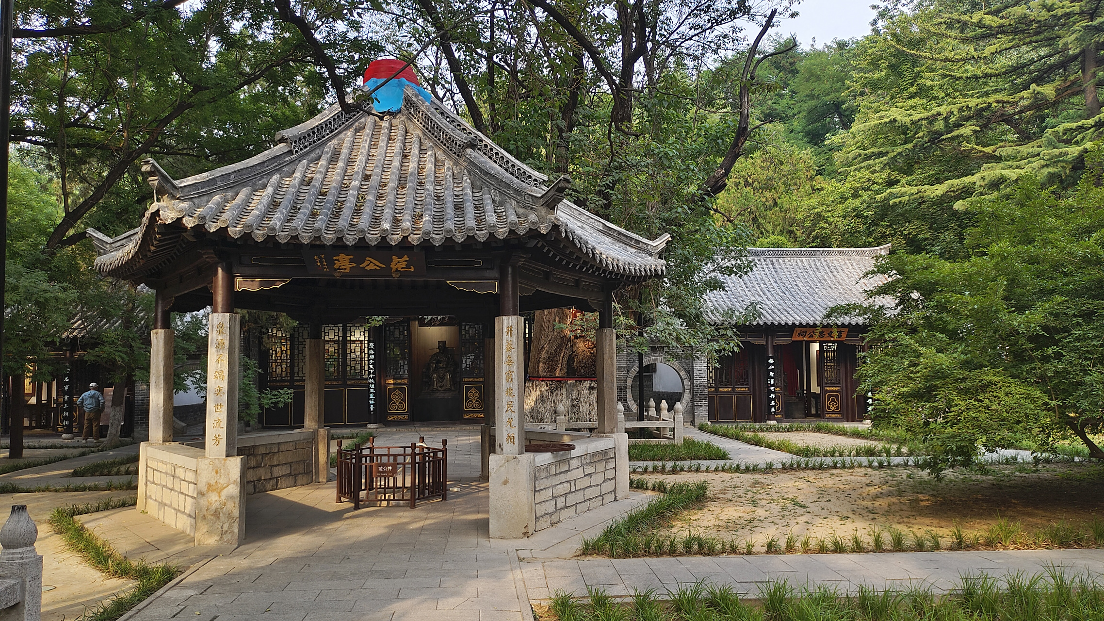 文化心旅:画家兰晓龙参观青州三贤祠        三贤祠,山东青州的范公亭