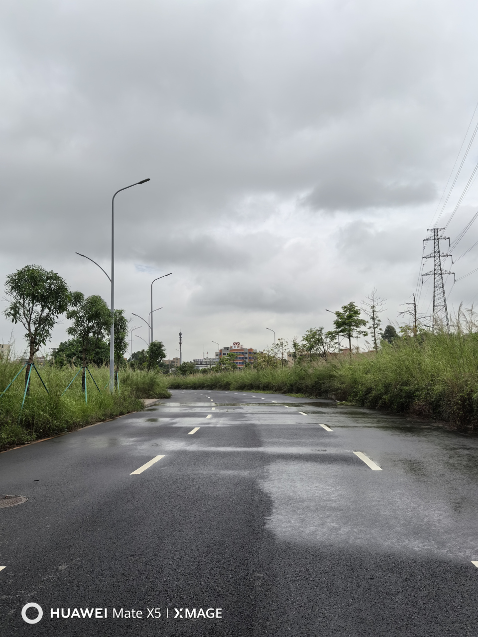 连续几天的暴雨将马路冲刷了一遍又一遍,像刚铺上新的一样.