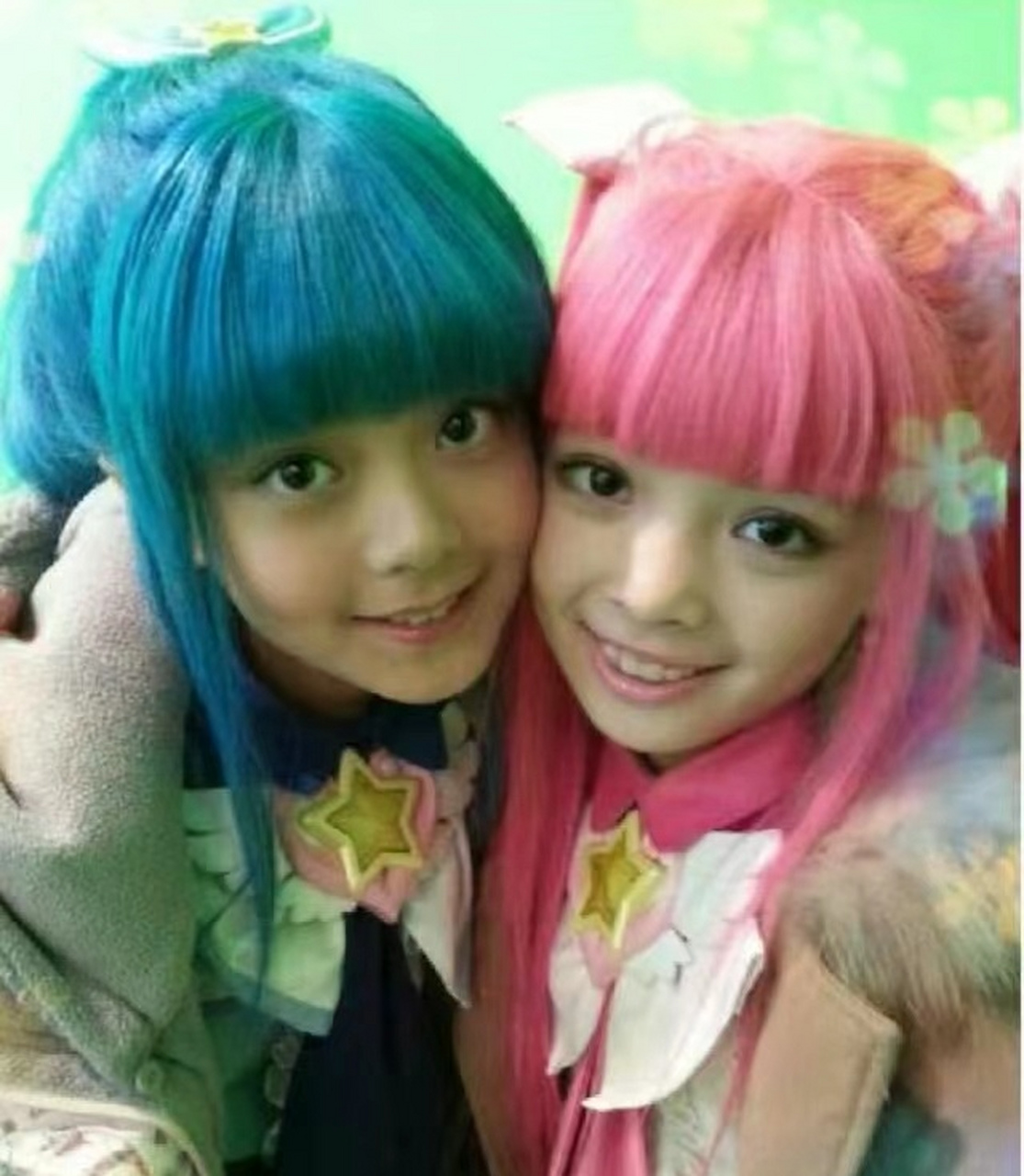 赵今麦小时候的照片!旁边那个小女孩也很美,叫刘黛希,中英混血#娱乐