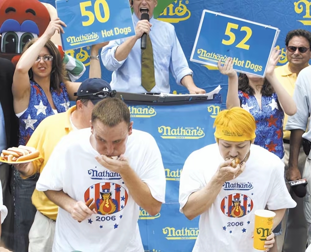 连续6年赢得美国美国国庆日吃热狗大赛的日本传奇大胃王小林尊宣布,将