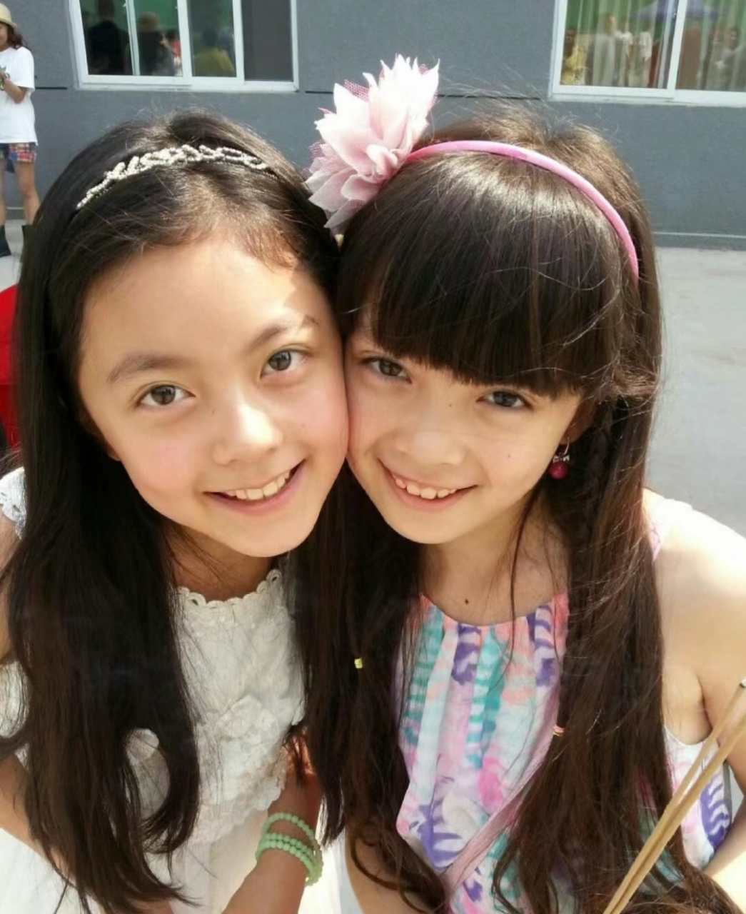 赵今麦小时候的照片!旁边那个小女孩也很美,叫刘黛希,中英混血#娱乐