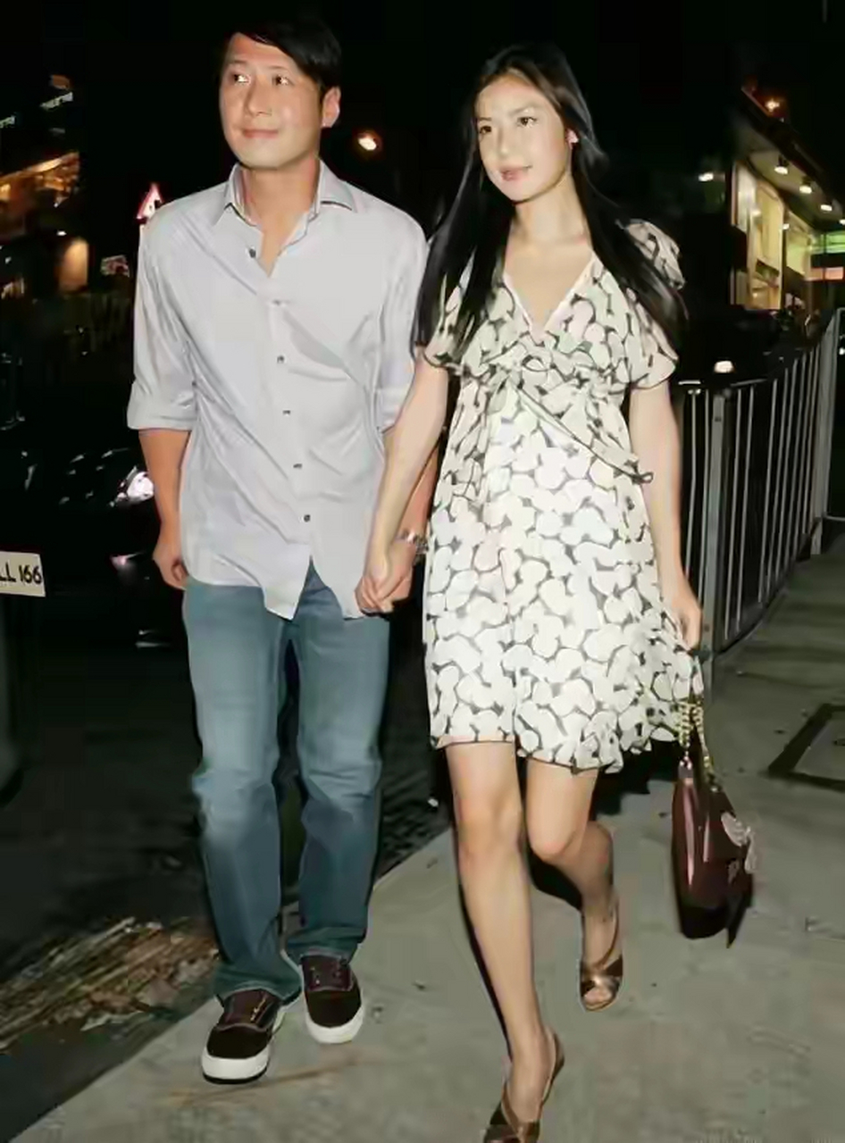 黎明的审美很高级,现在他老婆虽然没有惊艳的外貌,但是感觉性格也是这