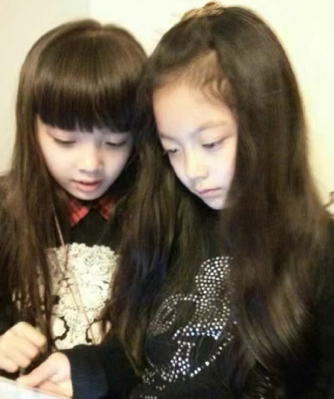 赵今麦小时候的照片!旁边那个小女孩也很美,叫刘黛希,中英混血#娱乐