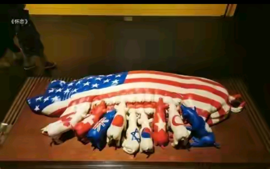 印尼艺术家创作的作品《依恋》,伤害性不大侮辱性极强.